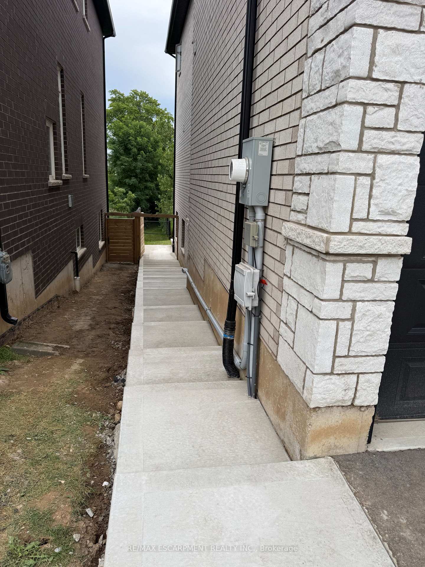 Photo 3 of Unit LOWER, 27 Deerfield Lane, Hamilton, Ancaster — HOMEH