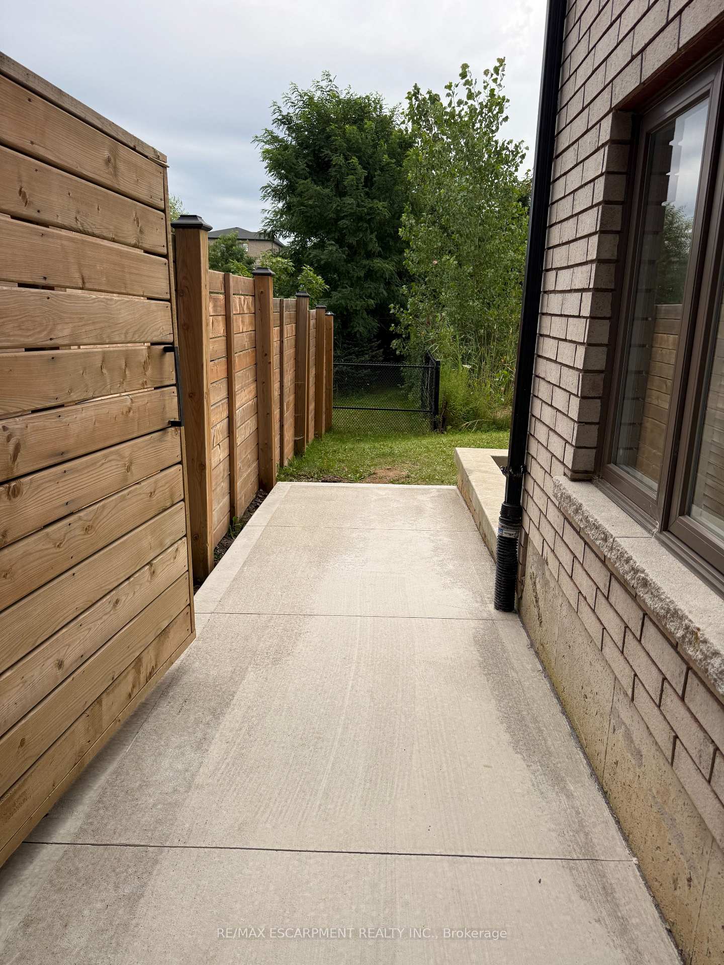 Photo 4 of Unit LOWER, 27 Deerfield Lane, Hamilton, Ancaster — HOMEH