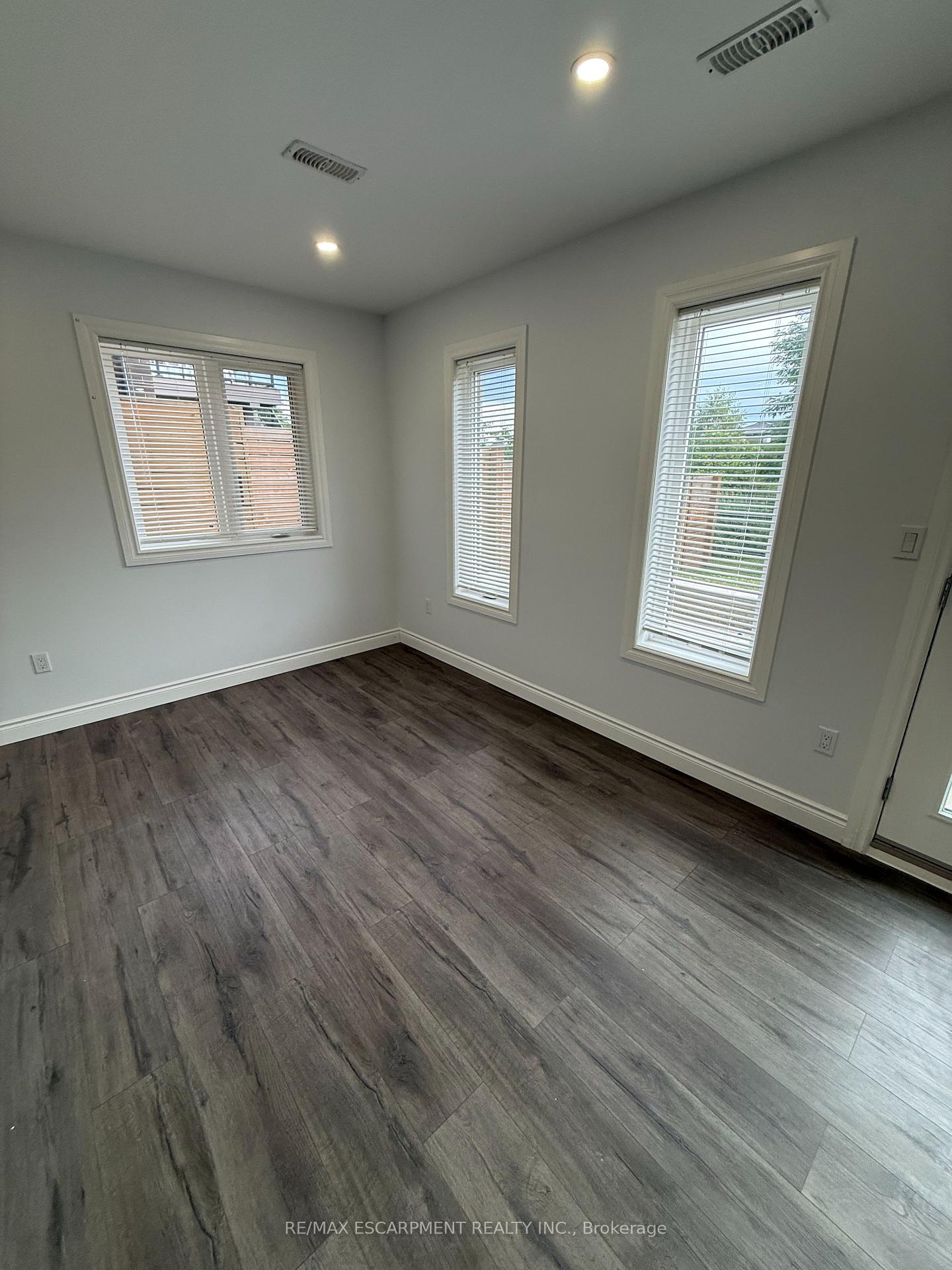 Photo 12 of Unit LOWER, 27 Deerfield Lane, Hamilton, Ancaster — HOMEH