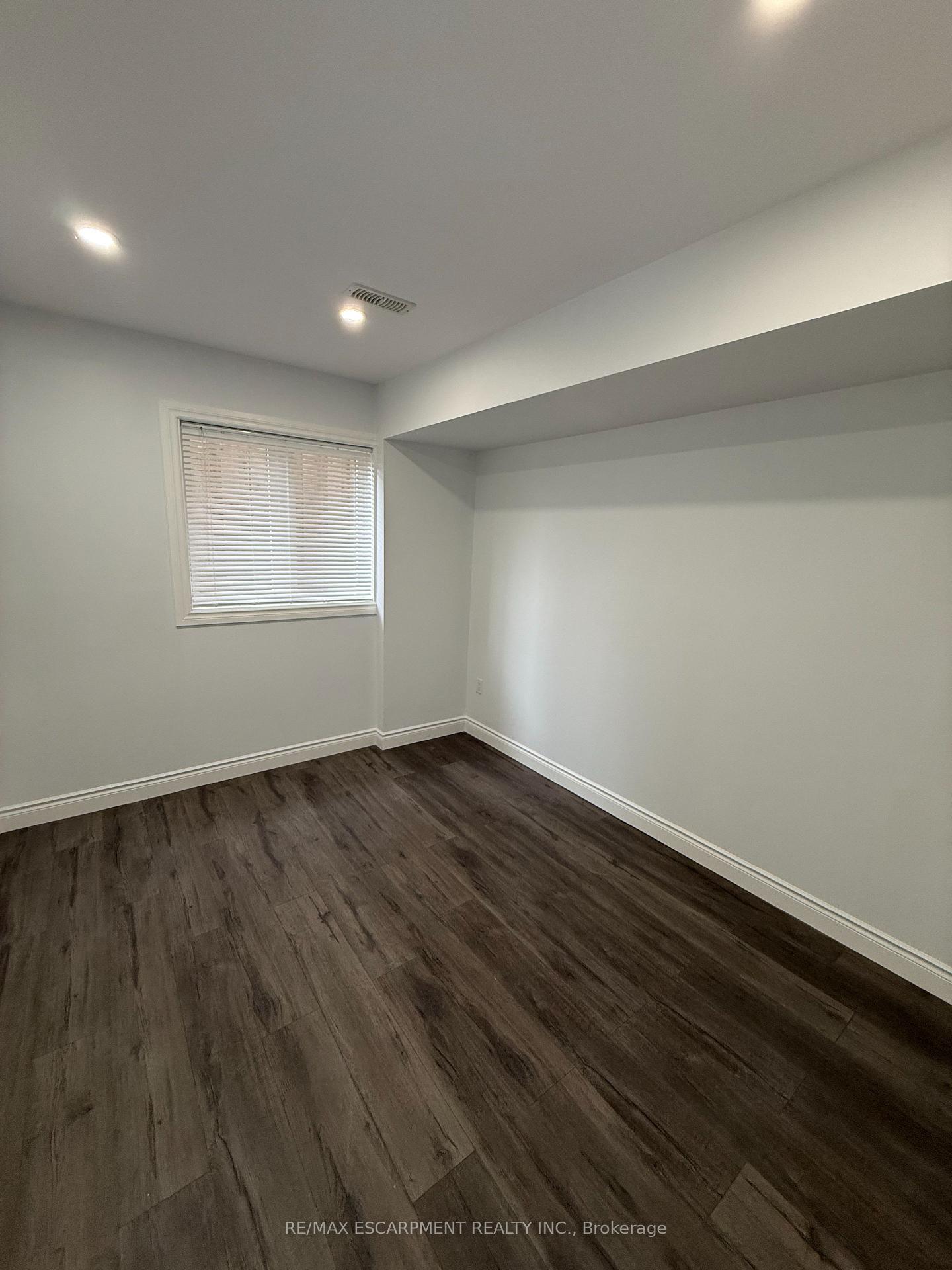 Photo 15 of Unit LOWER, 27 Deerfield Lane, Hamilton, Ancaster — HOMEH