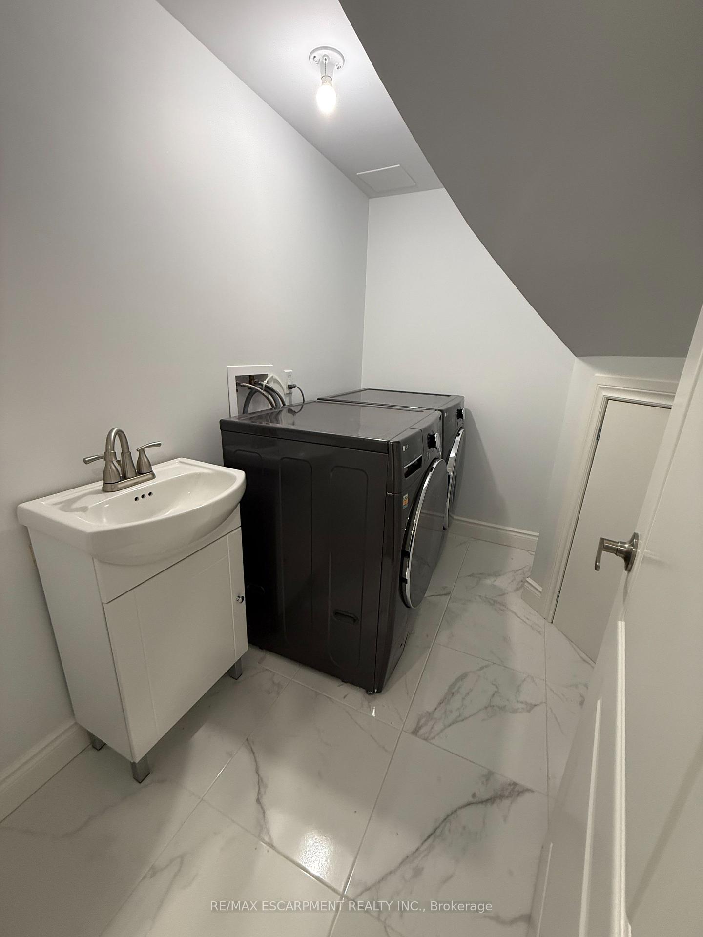Photo 19 of Unit LOWER, 27 Deerfield Lane, Hamilton, Ancaster — HOMEH