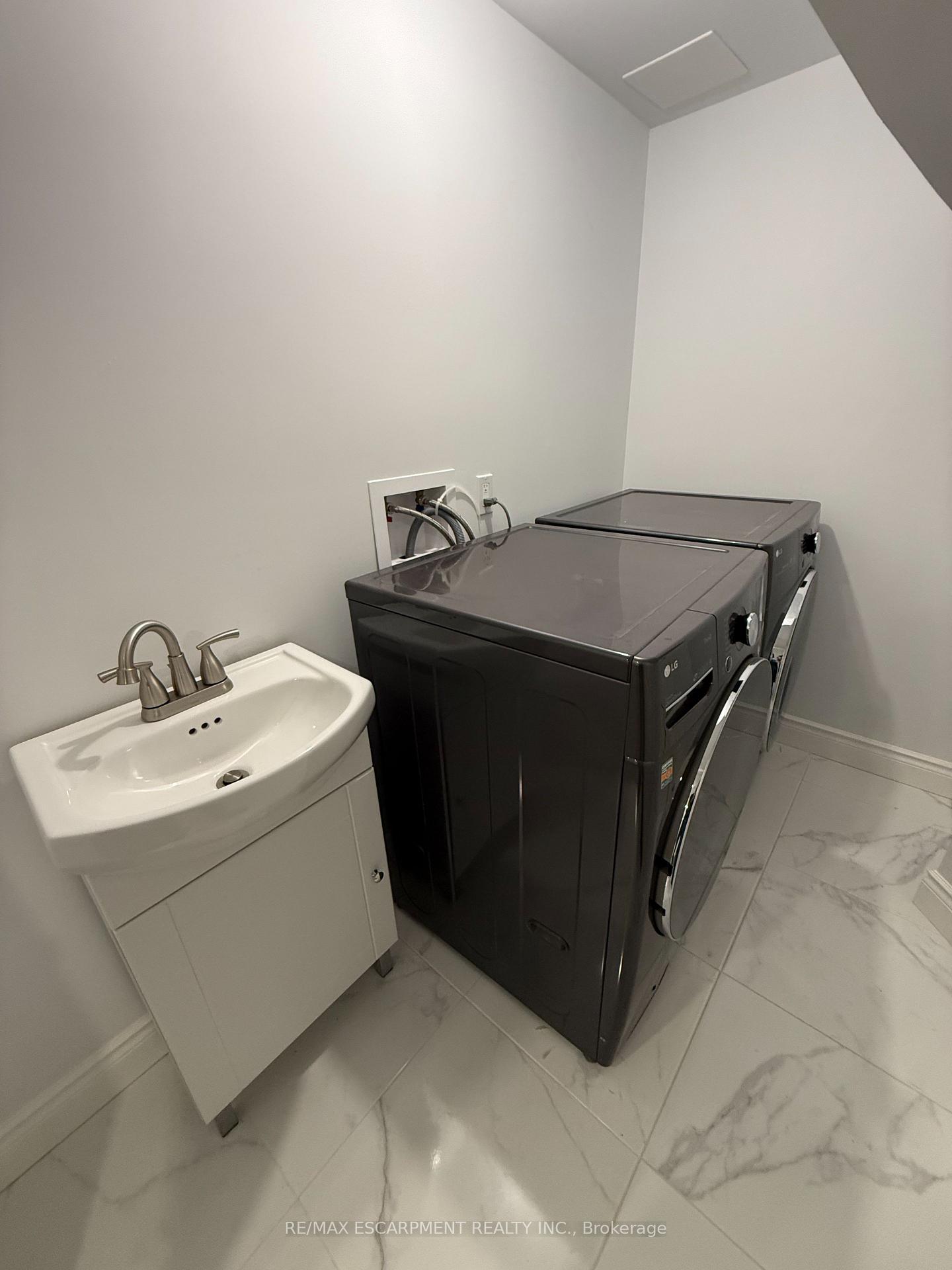 Photo 20 of Unit LOWER, 27 Deerfield Lane, Hamilton, Ancaster — HOMEH