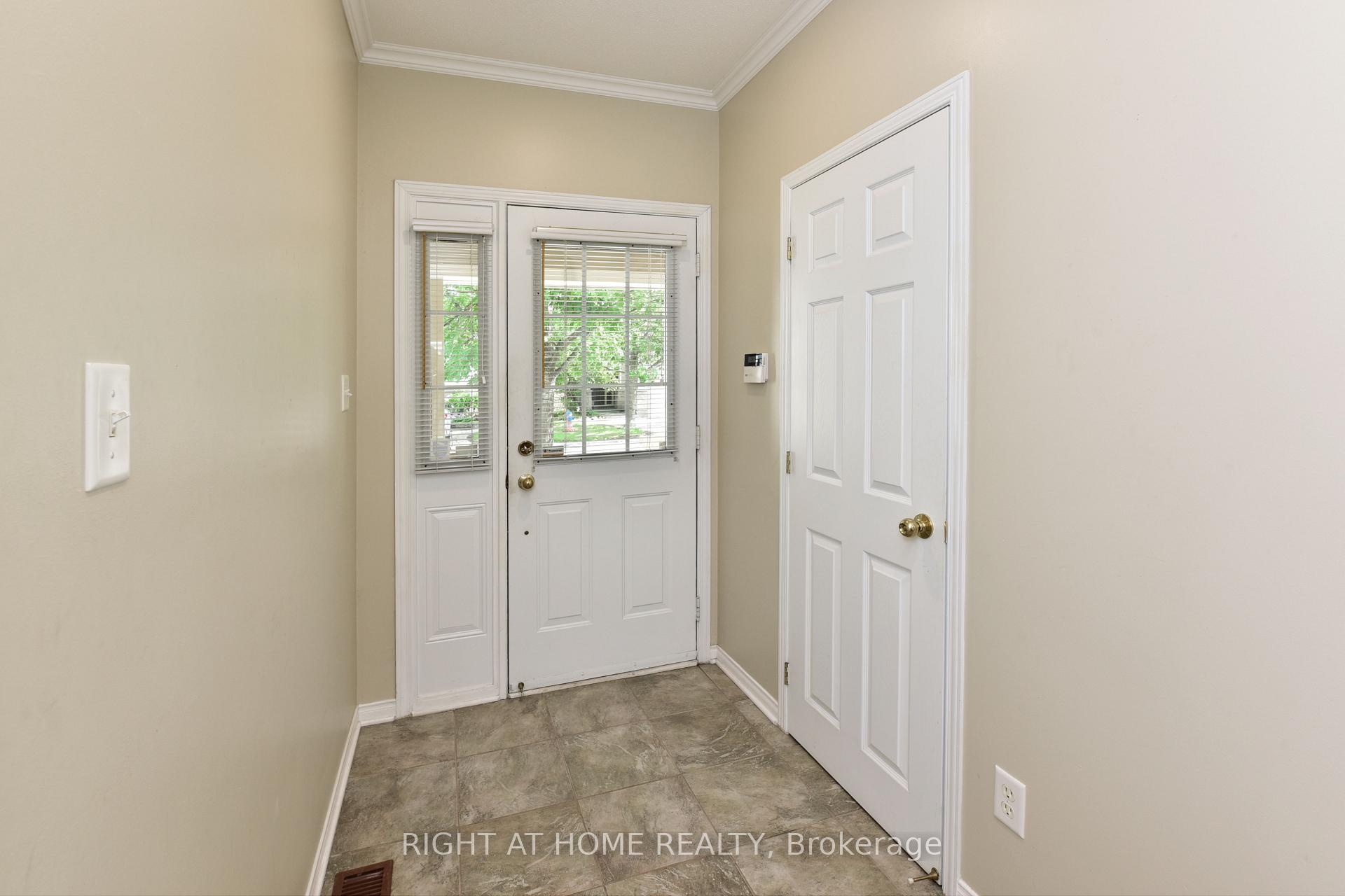 Photo 3 of 118 Braddock Private, Ottawa, Barrhaven - Stonebridge — HOMEH
