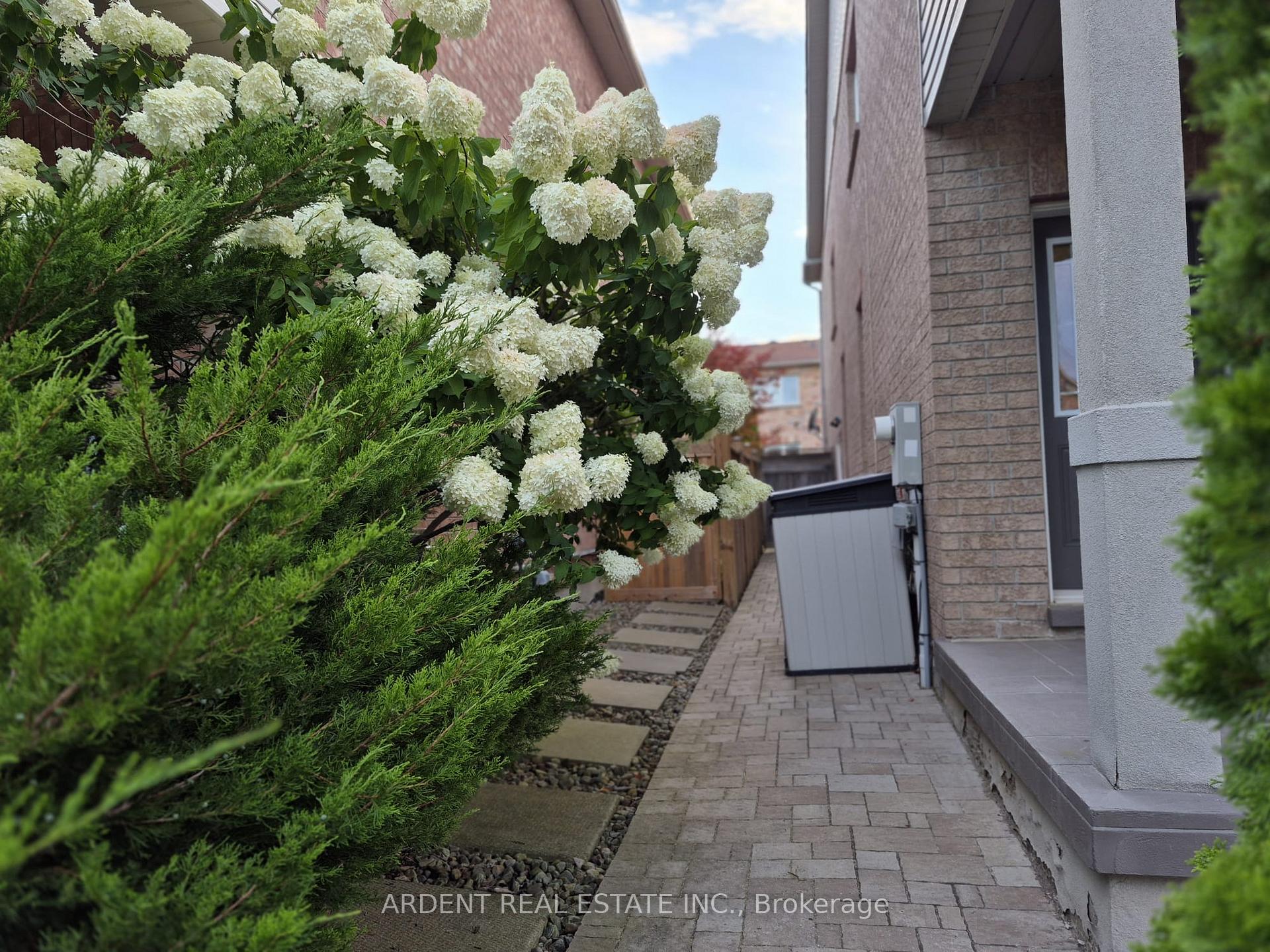 Photo 3 of 18 Kerr Lane, Aurora, Bayview Northeast — HOMEH