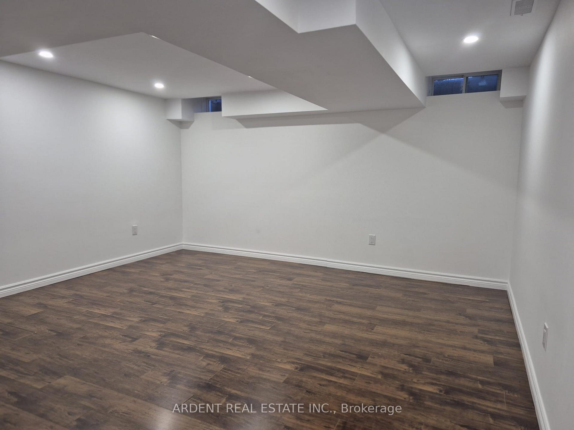 Photo 4 of 18 Kerr Lane, Aurora, Bayview Northeast — HOMEH