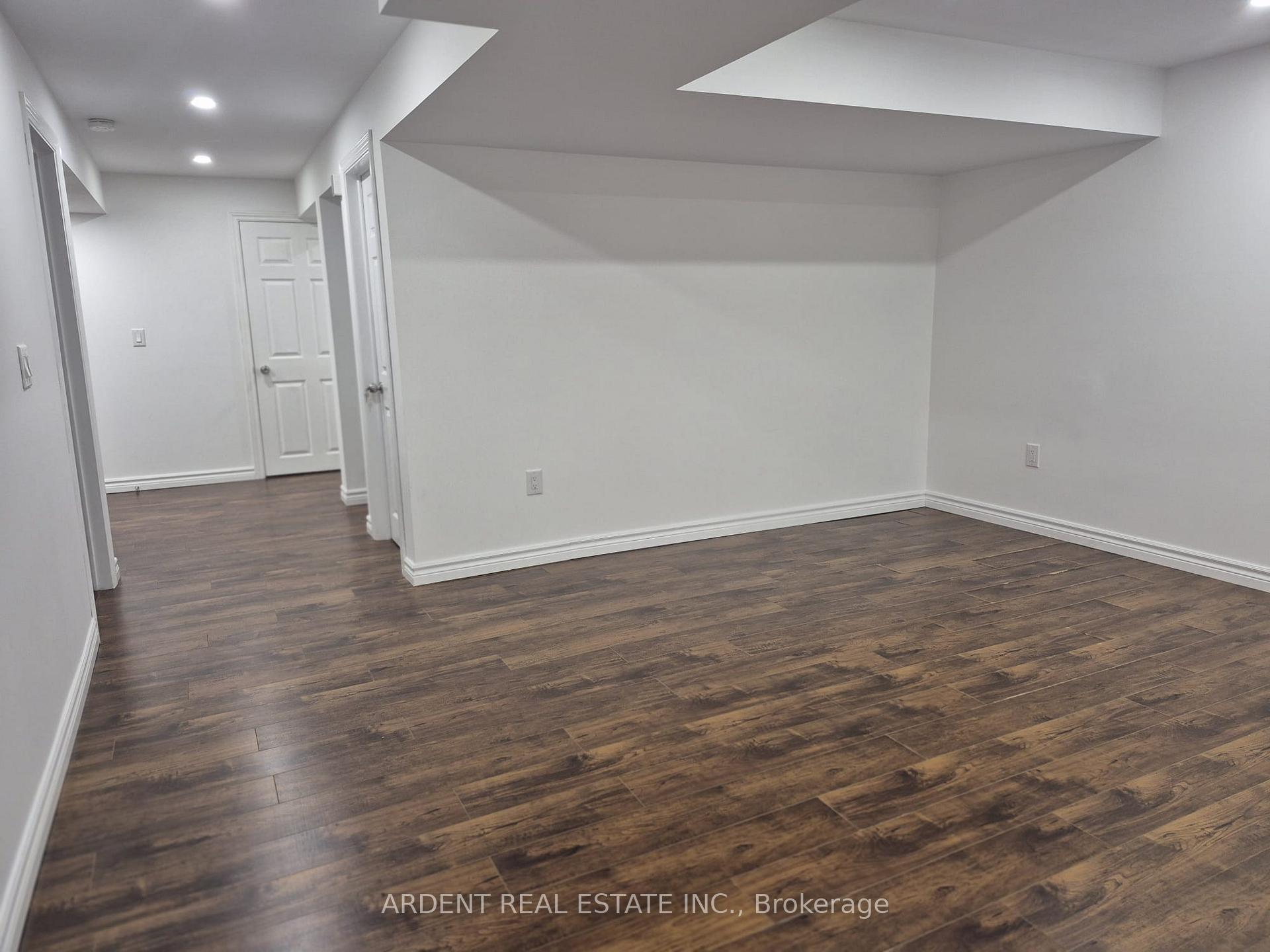 Photo 5 of 18 Kerr Lane, Aurora, Bayview Northeast — HOMEH
