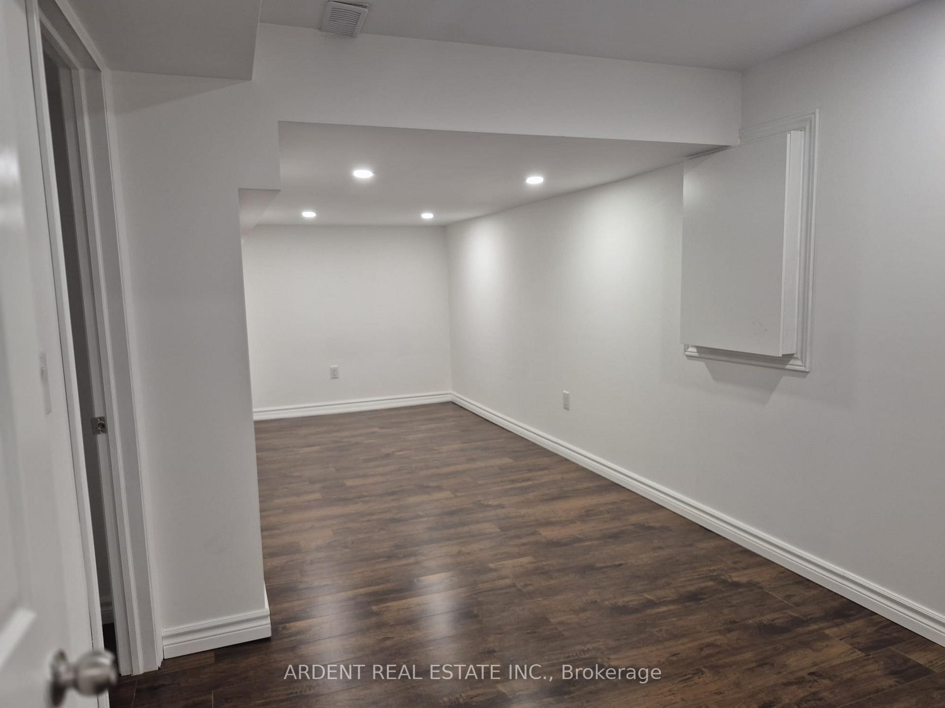 Photo 7 of 18 Kerr Lane, Aurora, Bayview Northeast — HOMEH