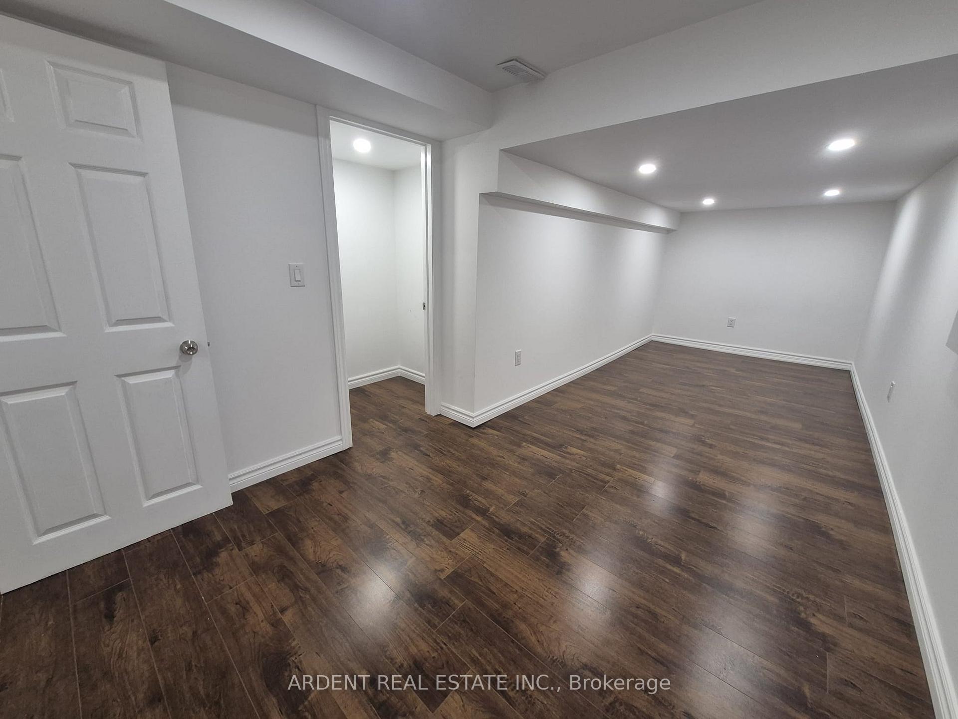 Photo 8 of 18 Kerr Lane, Aurora, Bayview Northeast — HOMEH