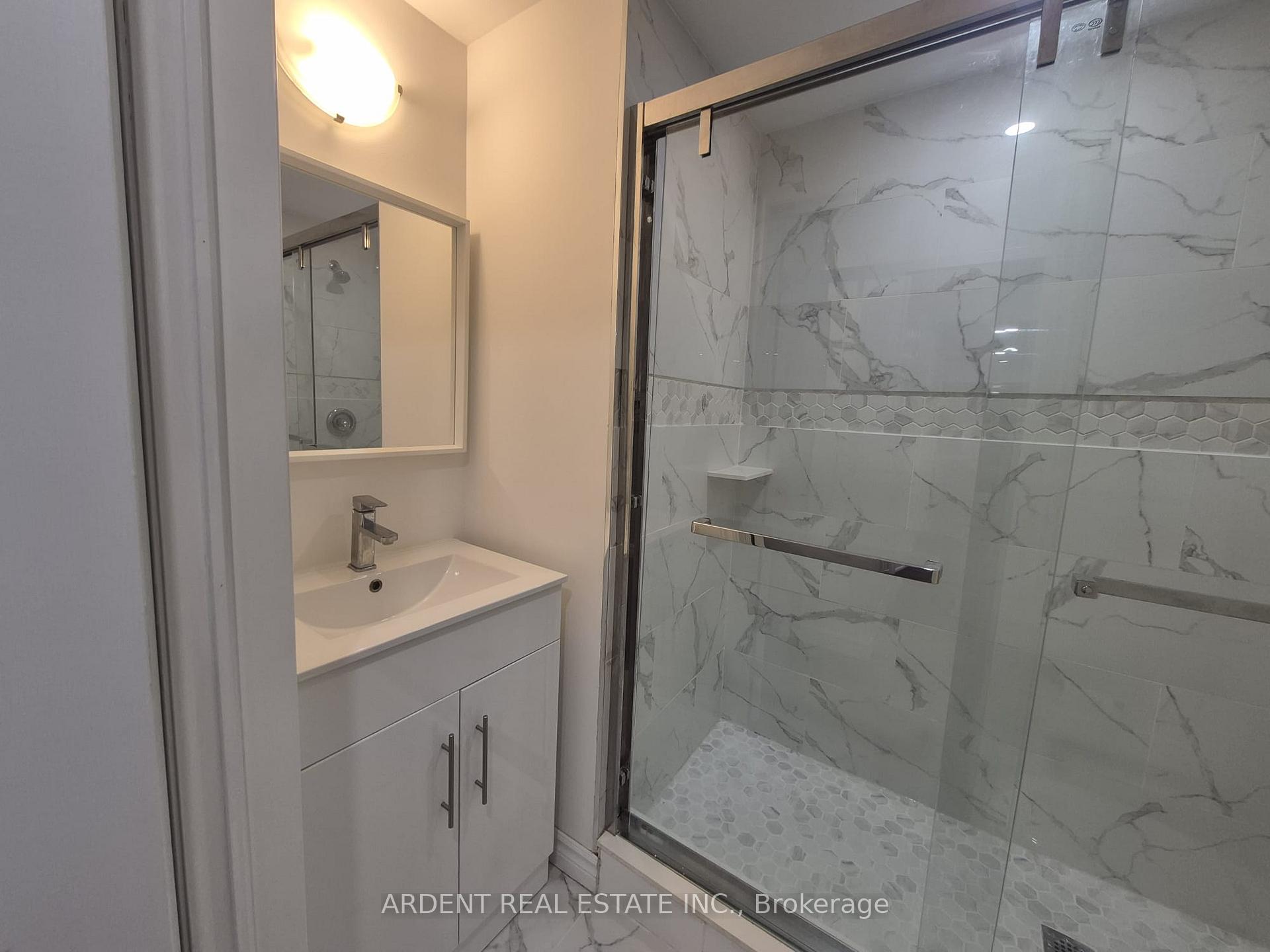 Photo 10 of 18 Kerr Lane, Aurora, Bayview Northeast — HOMEH