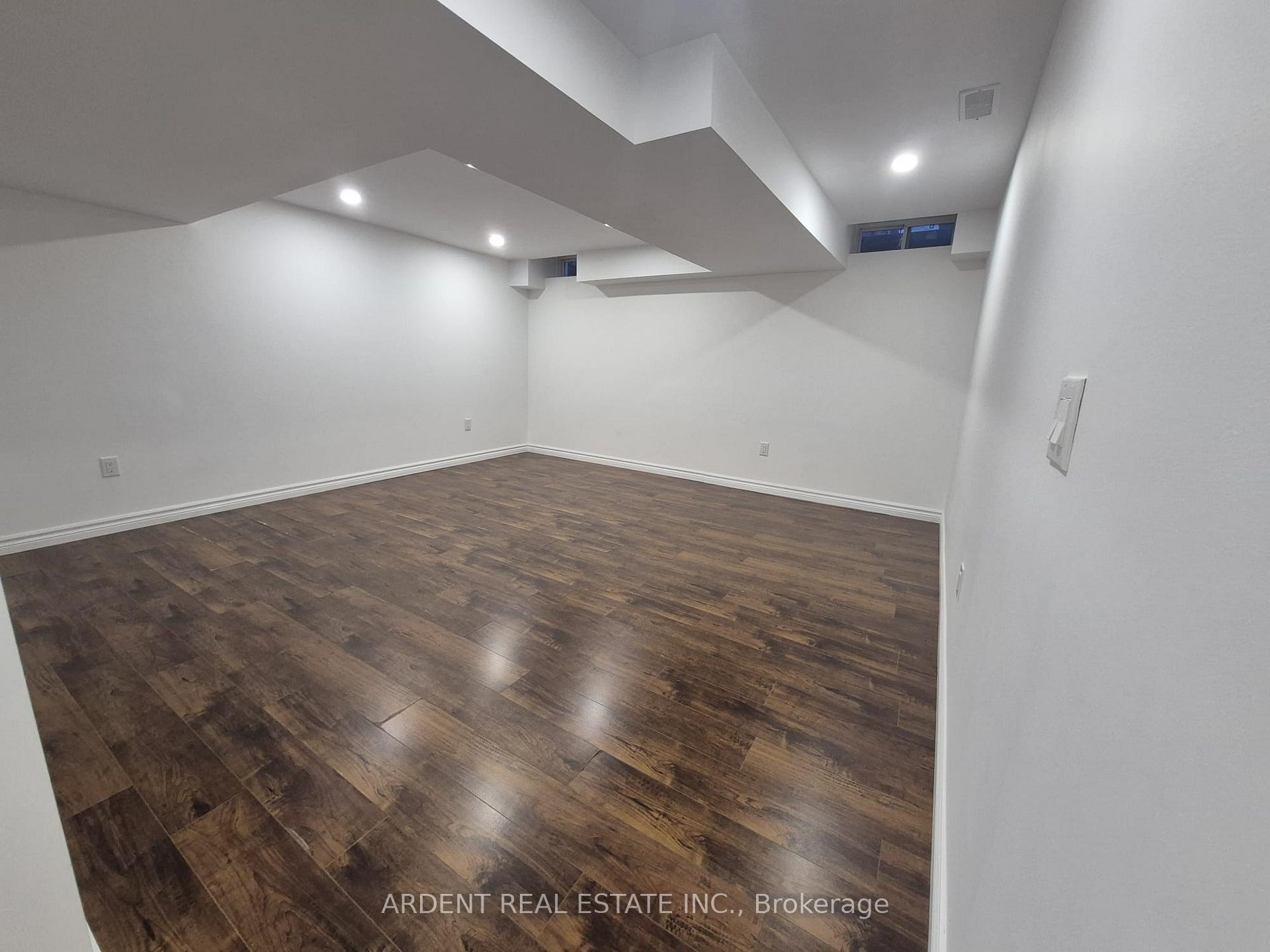 Photo 15 of 18 Kerr Lane, Aurora, Bayview Northeast — HOMEH