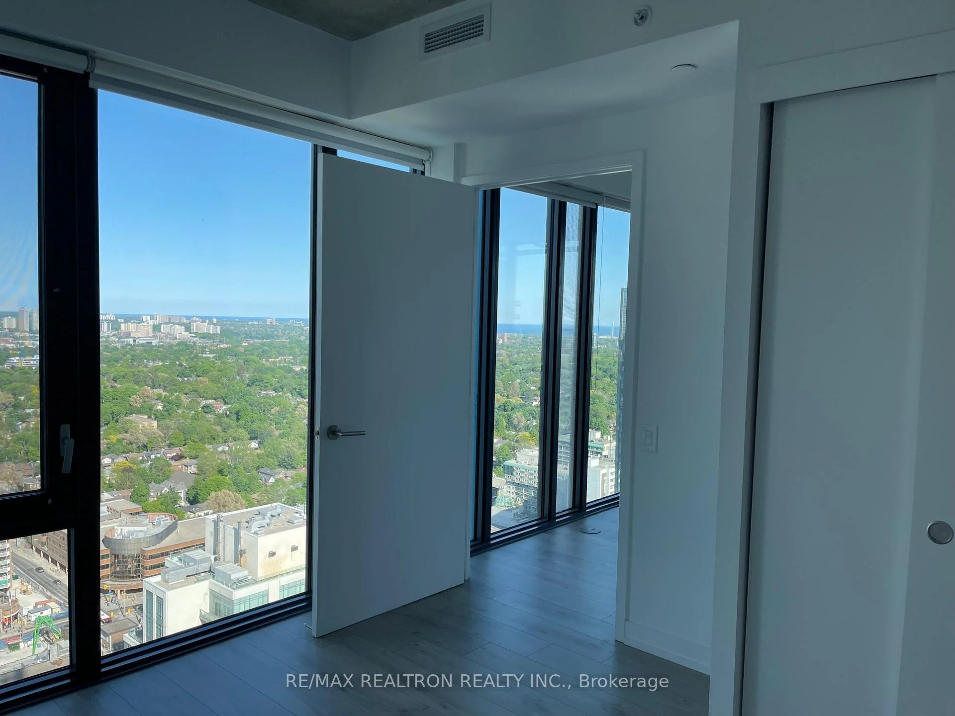 Photo 8 of Unit 3609, 161 Roehampton Avenue, Toronto, Mount Pleasant West — HOMEH