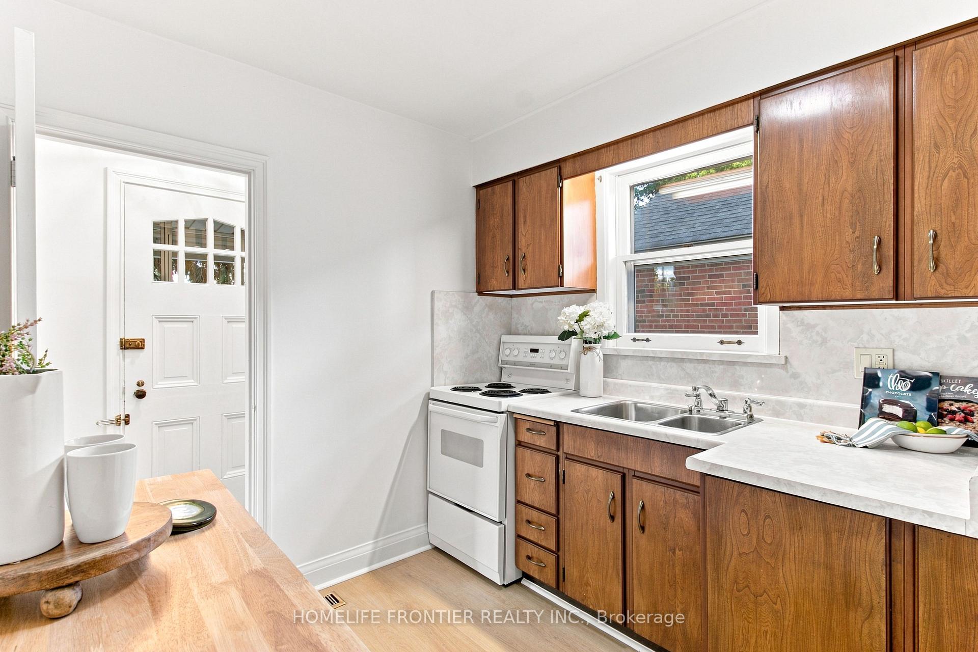 Photo 7 of 132 Wesley Street, Etobicoke, Stonegate-Queensway — HOMEH