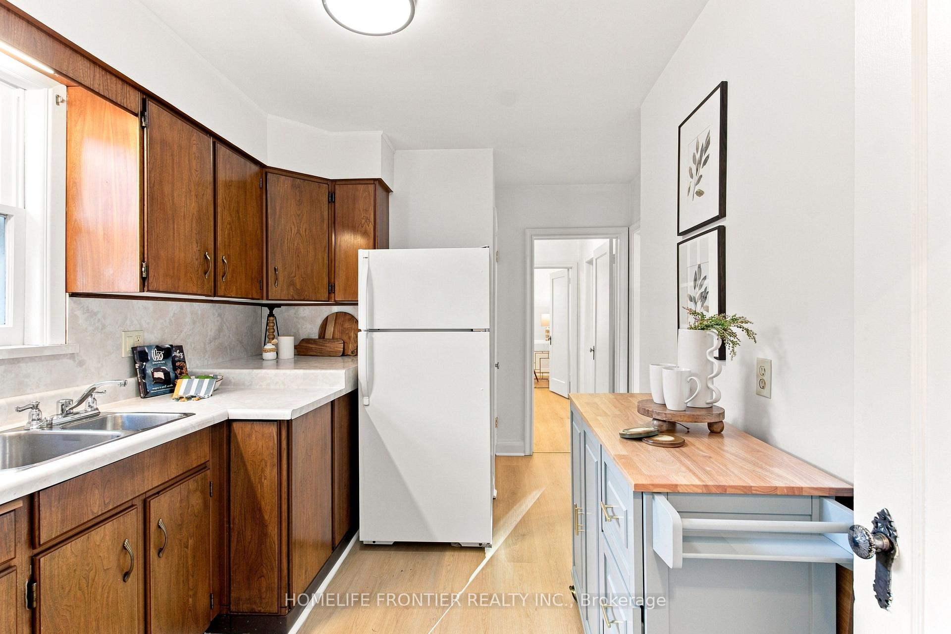 Photo 8 of 132 Wesley Street, Etobicoke, Stonegate-Queensway — HOMEH