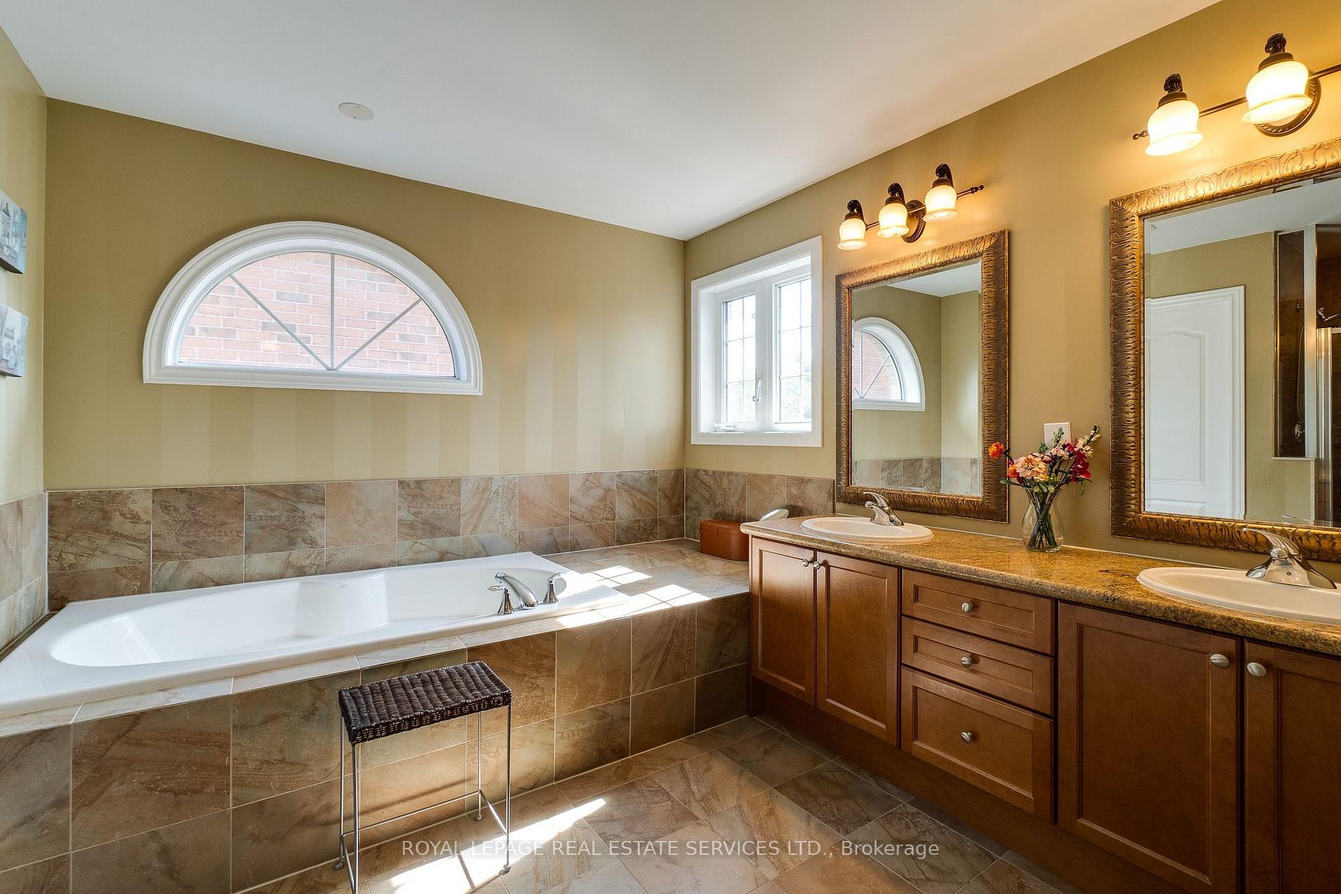 Photo 38 of 167 Innville Crescent, Oakville, Bronte — HOMEH