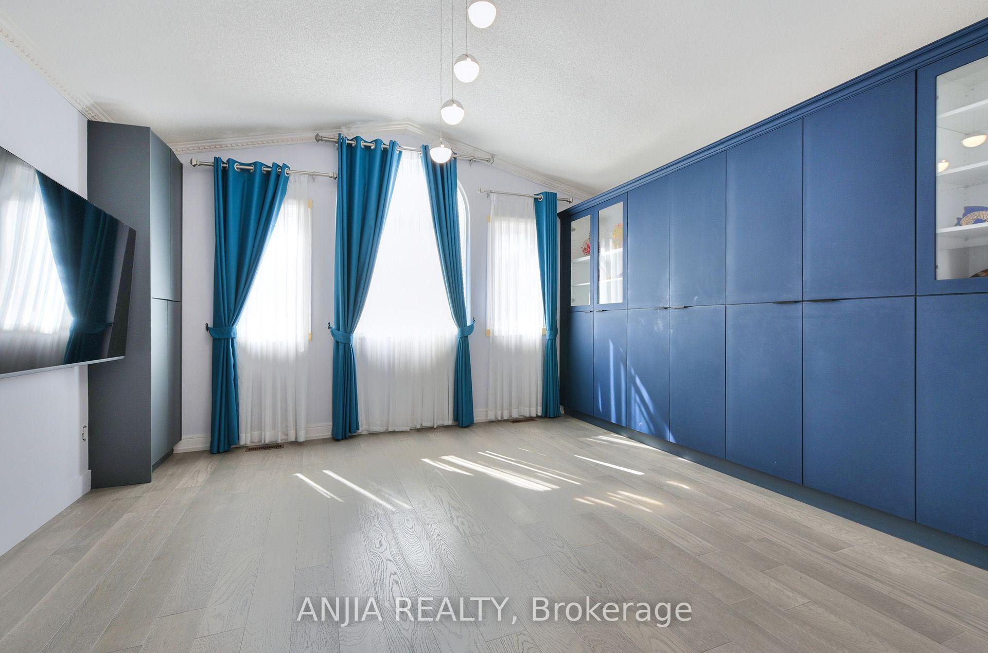 Photo 3 of 127 Tomlinson Circle, Markham, Buttonville — HOMEH