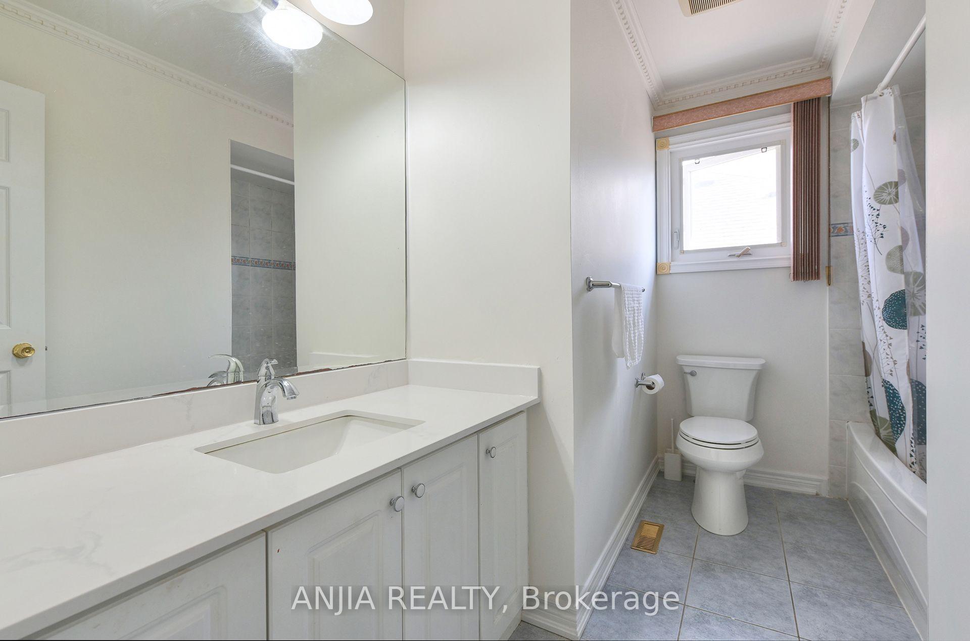 Photo 8 of 127 Tomlinson Circle, Markham, Buttonville — HOMEH