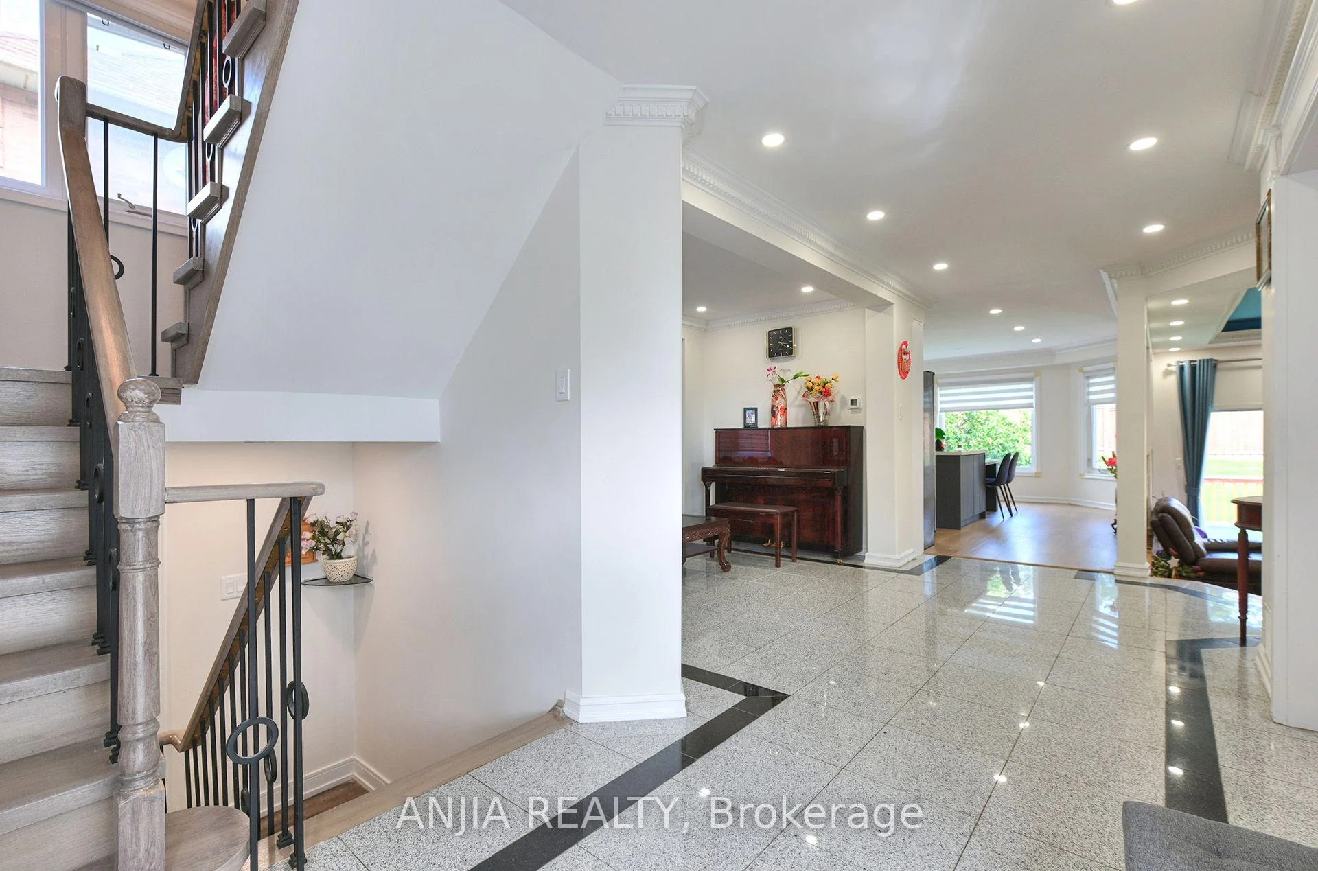 Photo 5 of 127 Tomlinson Circle, Markham, Buttonville — HOMEH