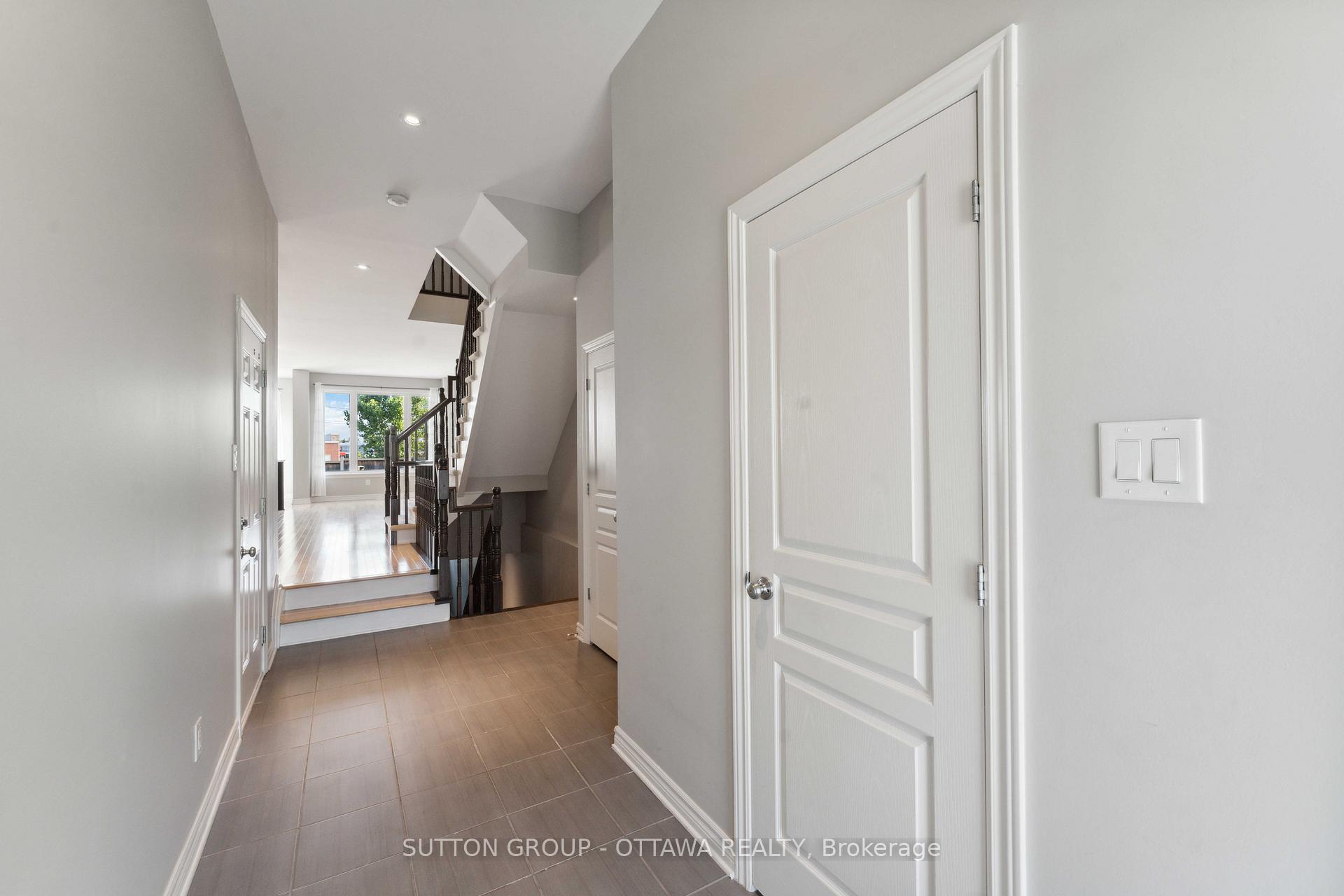 Photo 2 of 136 Mattingly Way, Ottawa, Riverside South/Gloucester Glen — HOMEH