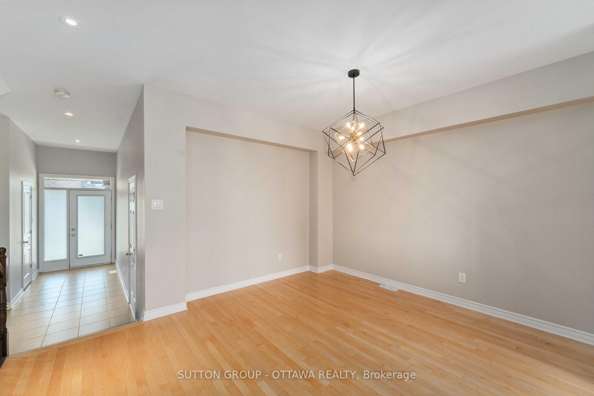 Photo 10 of 136 Mattingly Way, Ottawa, Riverside South/Gloucester Glen — HOMEH