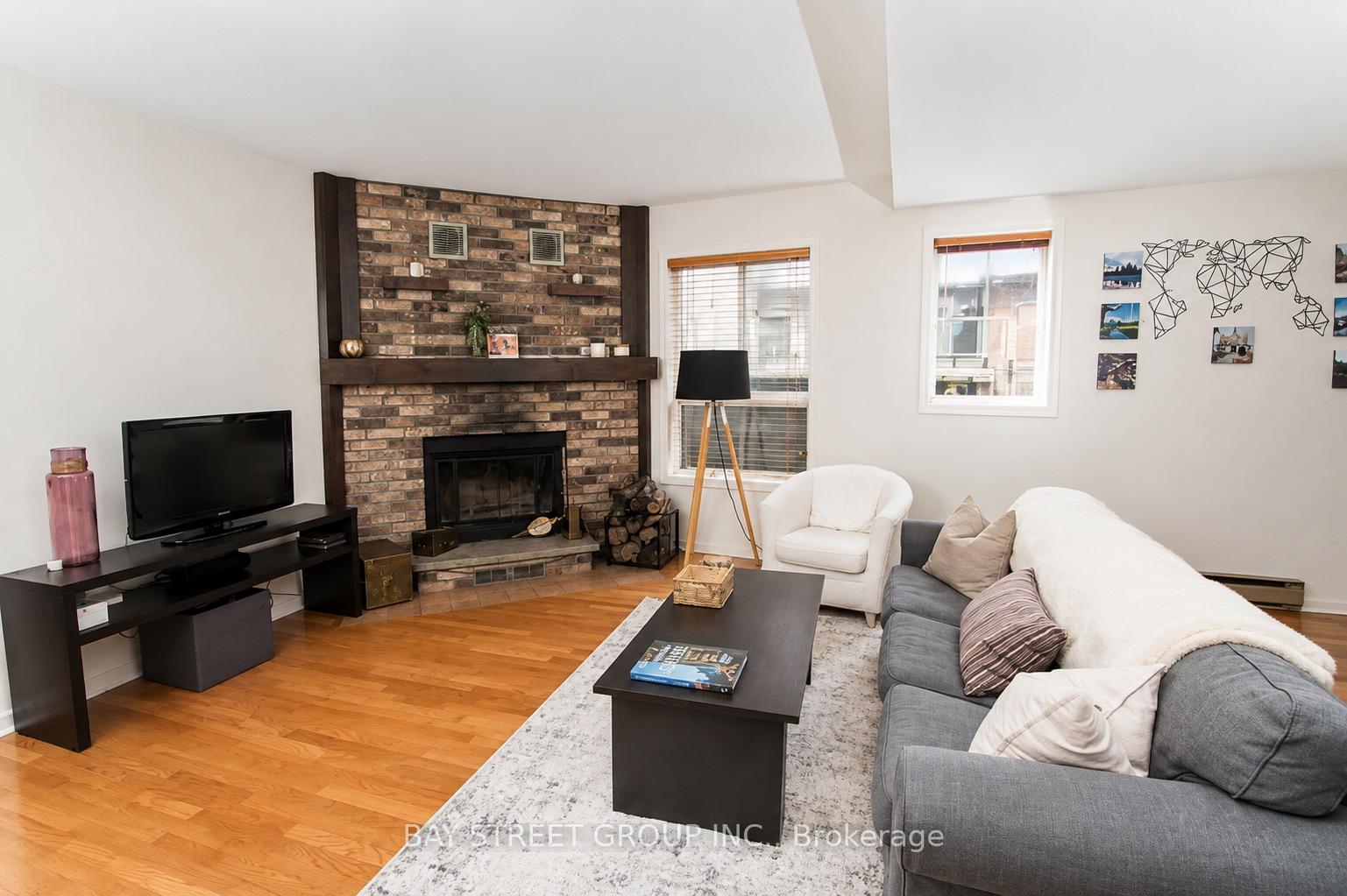 Photo 3 of 586 Huron Street, Toronto, The Annex — HOMEH