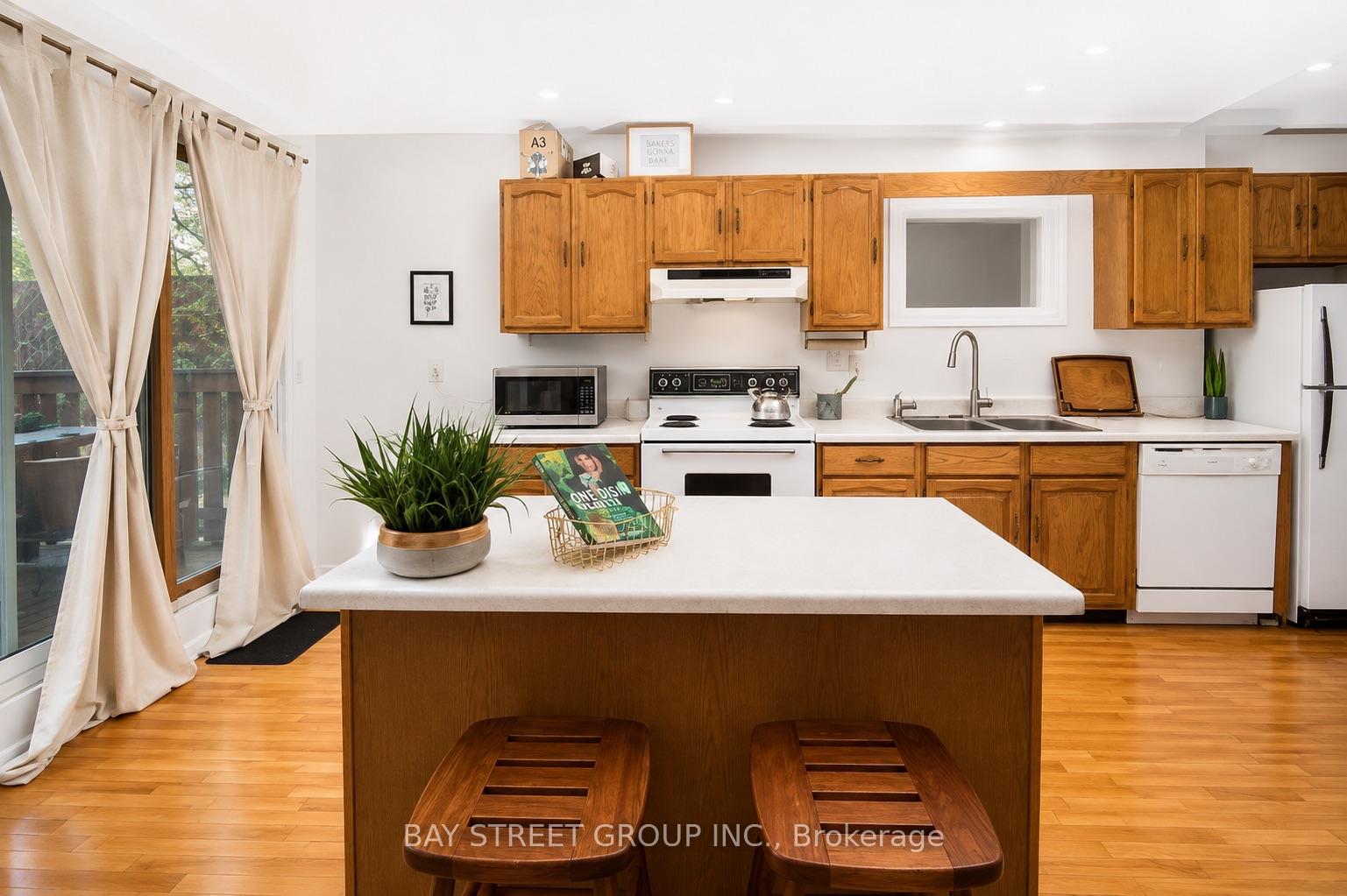 Photo 5 of 586 Huron Street, Toronto, The Annex — HOMEH