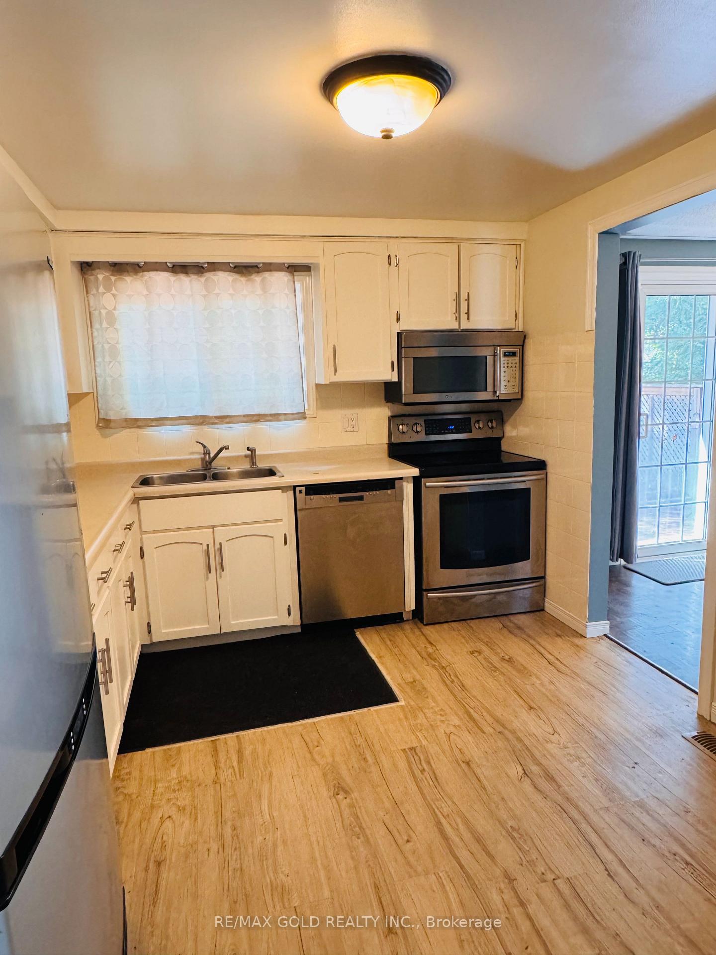 Photo 3 of 345 Imperial Road S, Guelph, Willow West/Sugarbush/West Acres — HOMEH