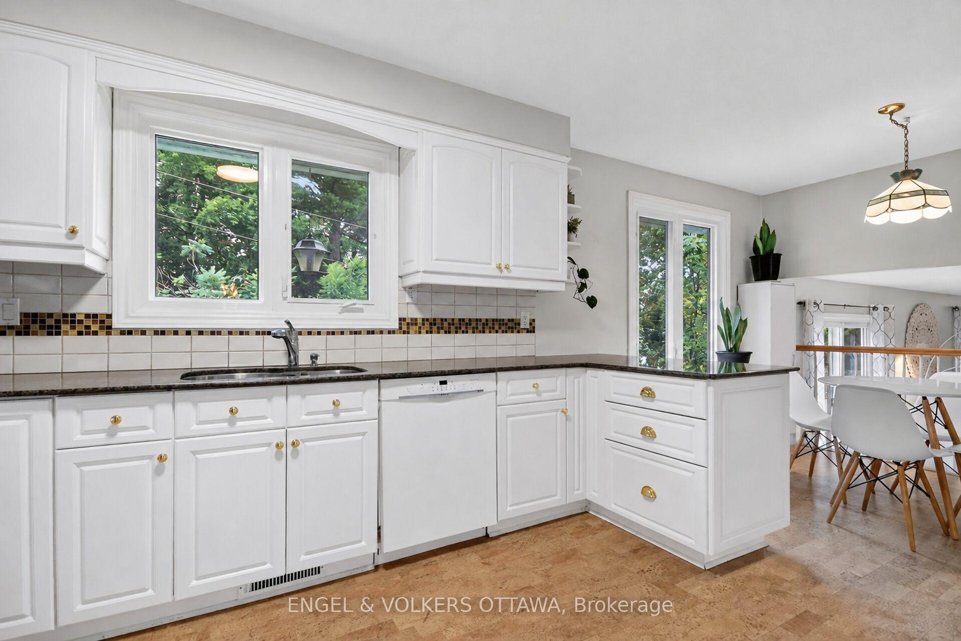 Photo 16 of 21 Stroughton Crescent, Ottawa, Munster — HOMEH
