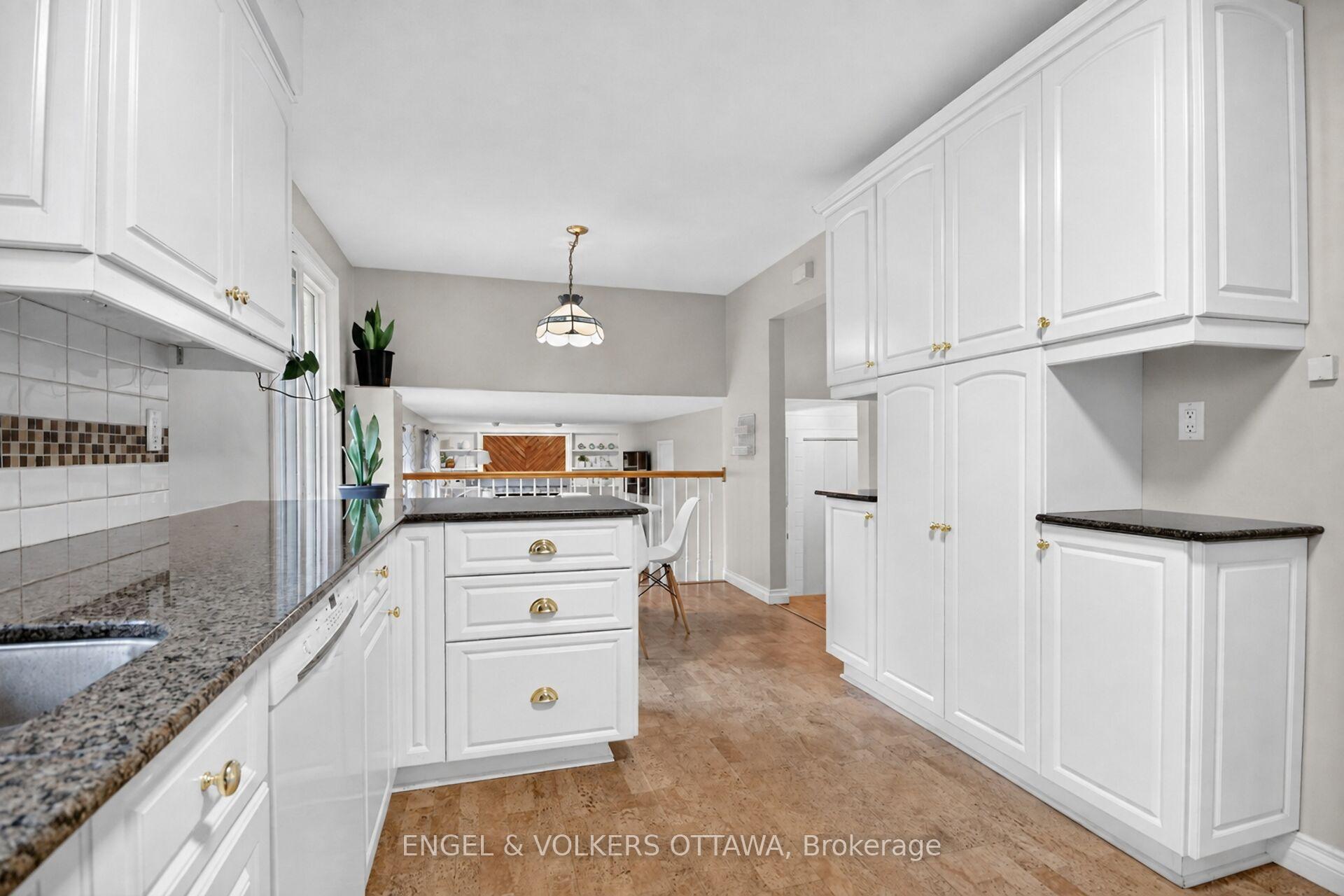 Photo 17 of 21 Stroughton Crescent, Ottawa, Munster — HOMEH
