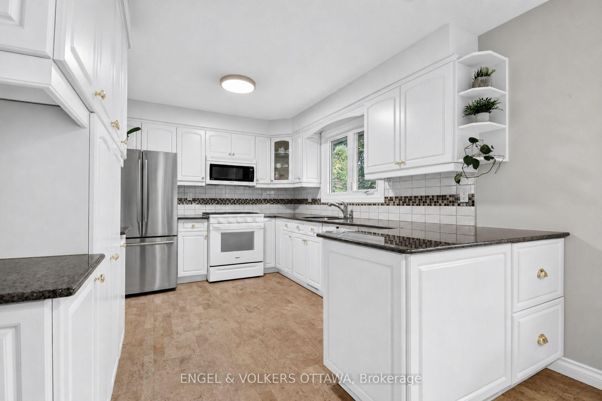 Photo 18 of 21 Stroughton Crescent, Ottawa, Munster — HOMEH