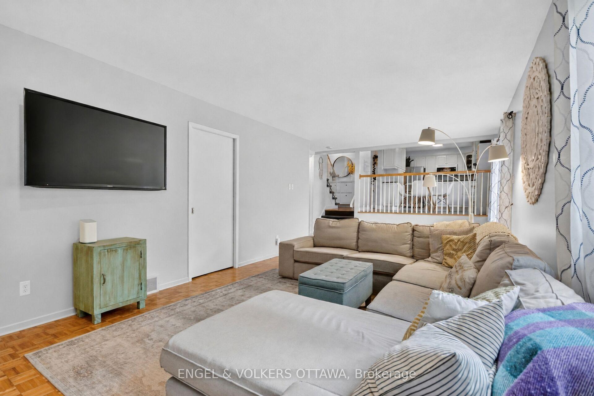 Photo 23 of 21 Stroughton Crescent, Ottawa, Munster — HOMEH