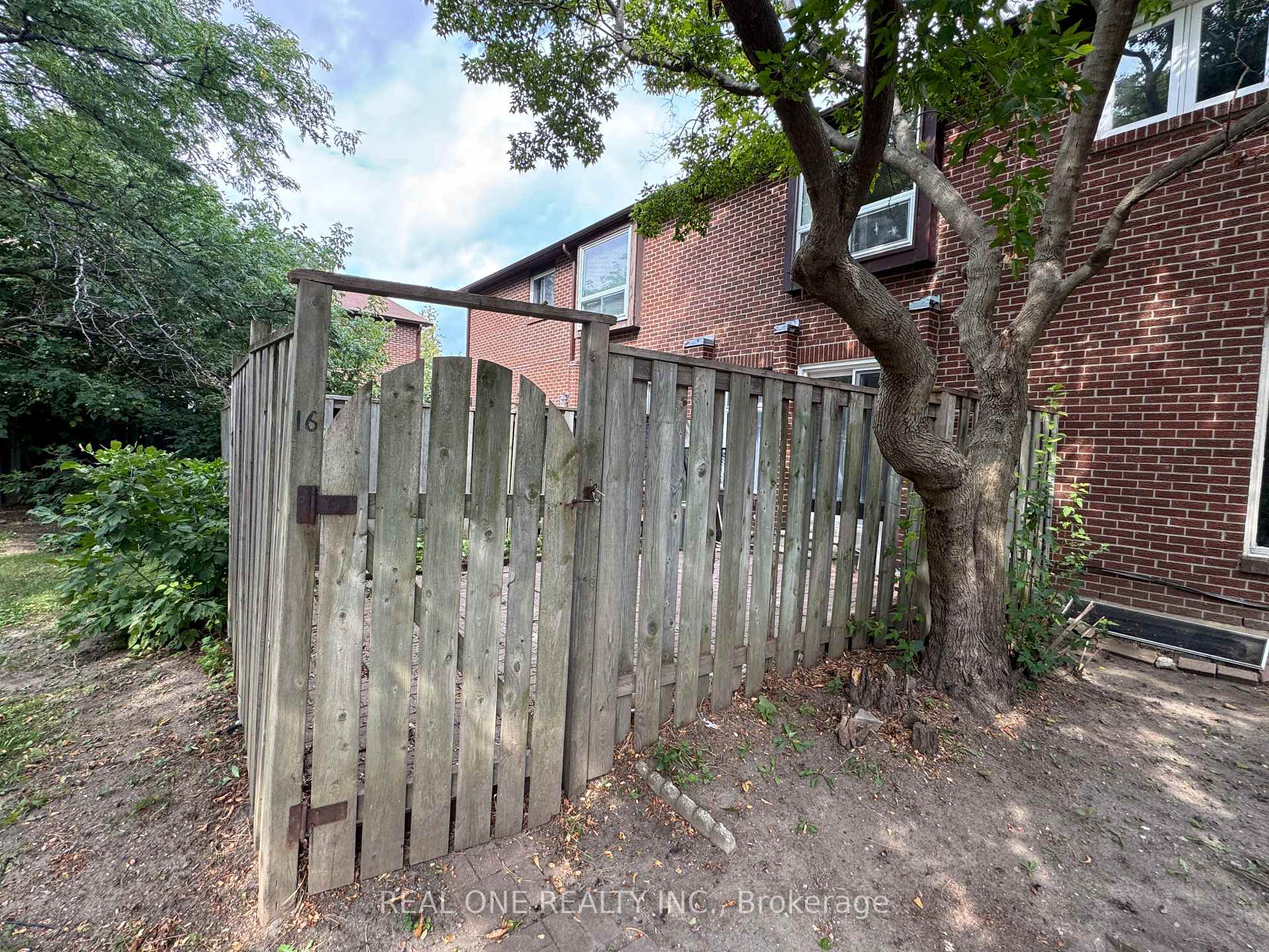 Photo 4 of Unit 16, 72 Dusay Place, Scarborough, L'Amoreaux — HOMEH