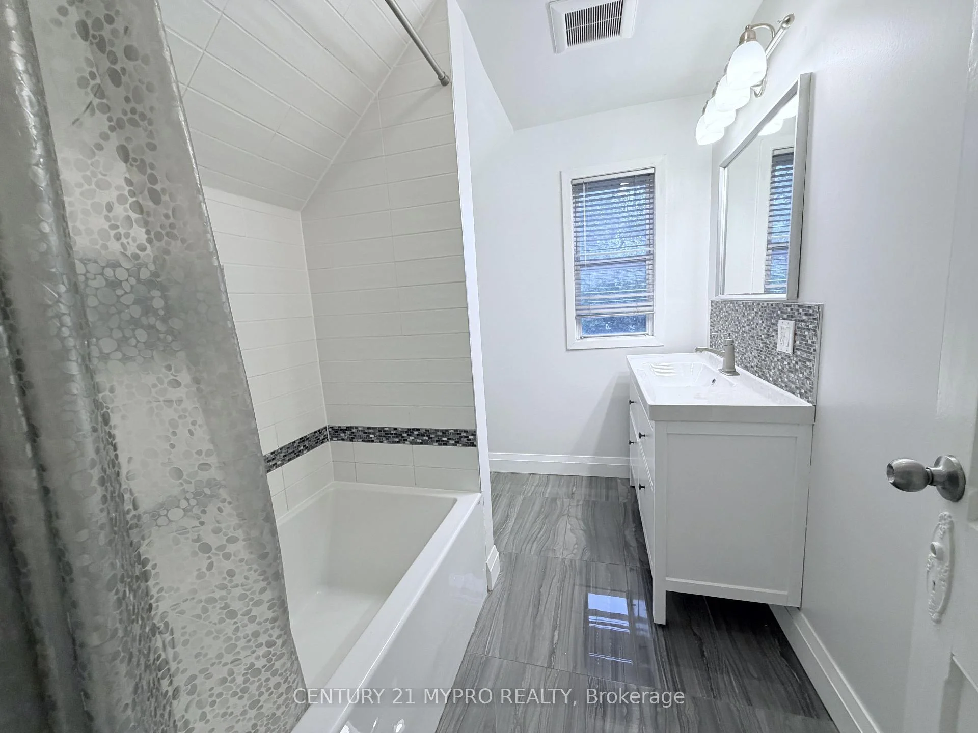 Photo 11 of 1111 Dufferin Street, Toronto, Dovercourt-Wallace Emerson-Junction — HOMEH
