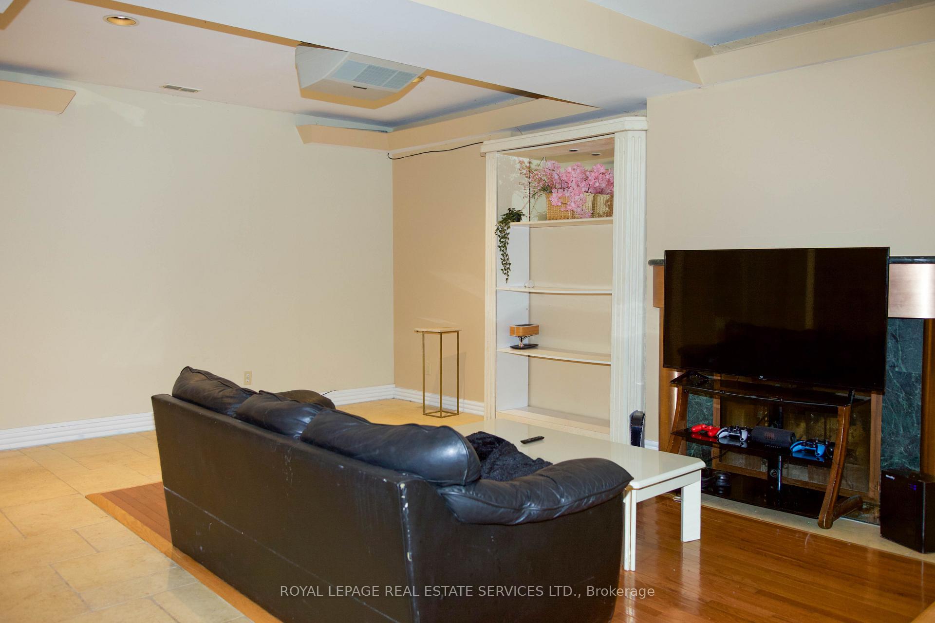 Photo 3 of 2B Debell Lane, North York, Newtonbrook East — HOMEH