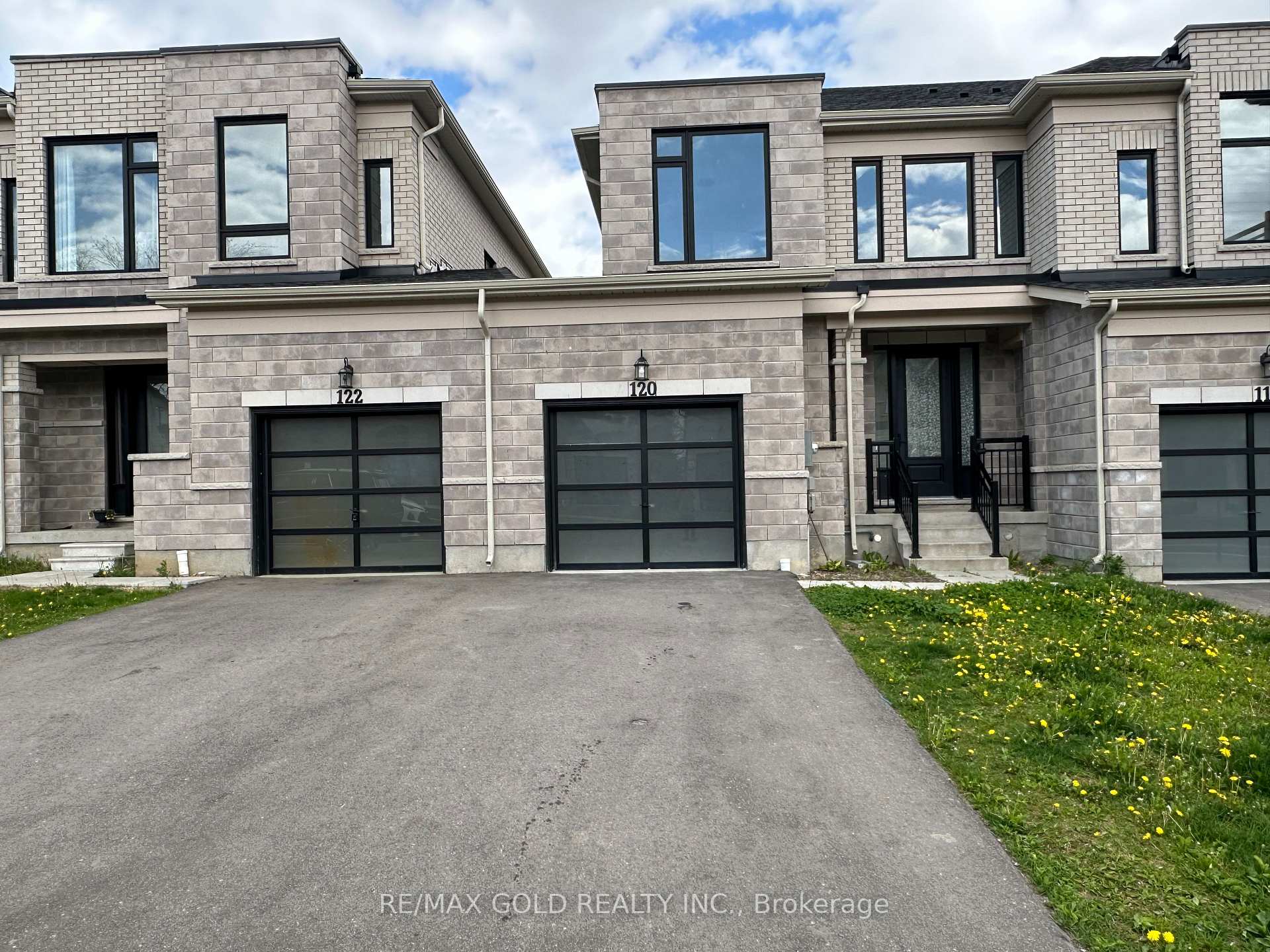 Photo of 120 Huntingford Trail