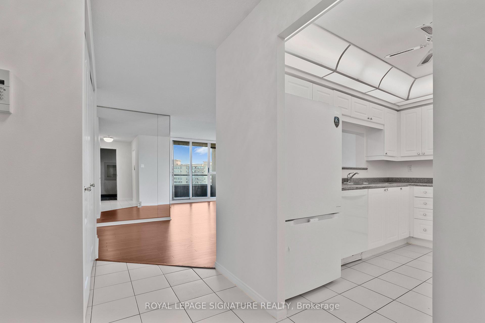 Photo 8 of Unit 1410, 11 Townsgate Drive, Vaughan, Crestwood-Springfarm-Yorkhill — HOMEH