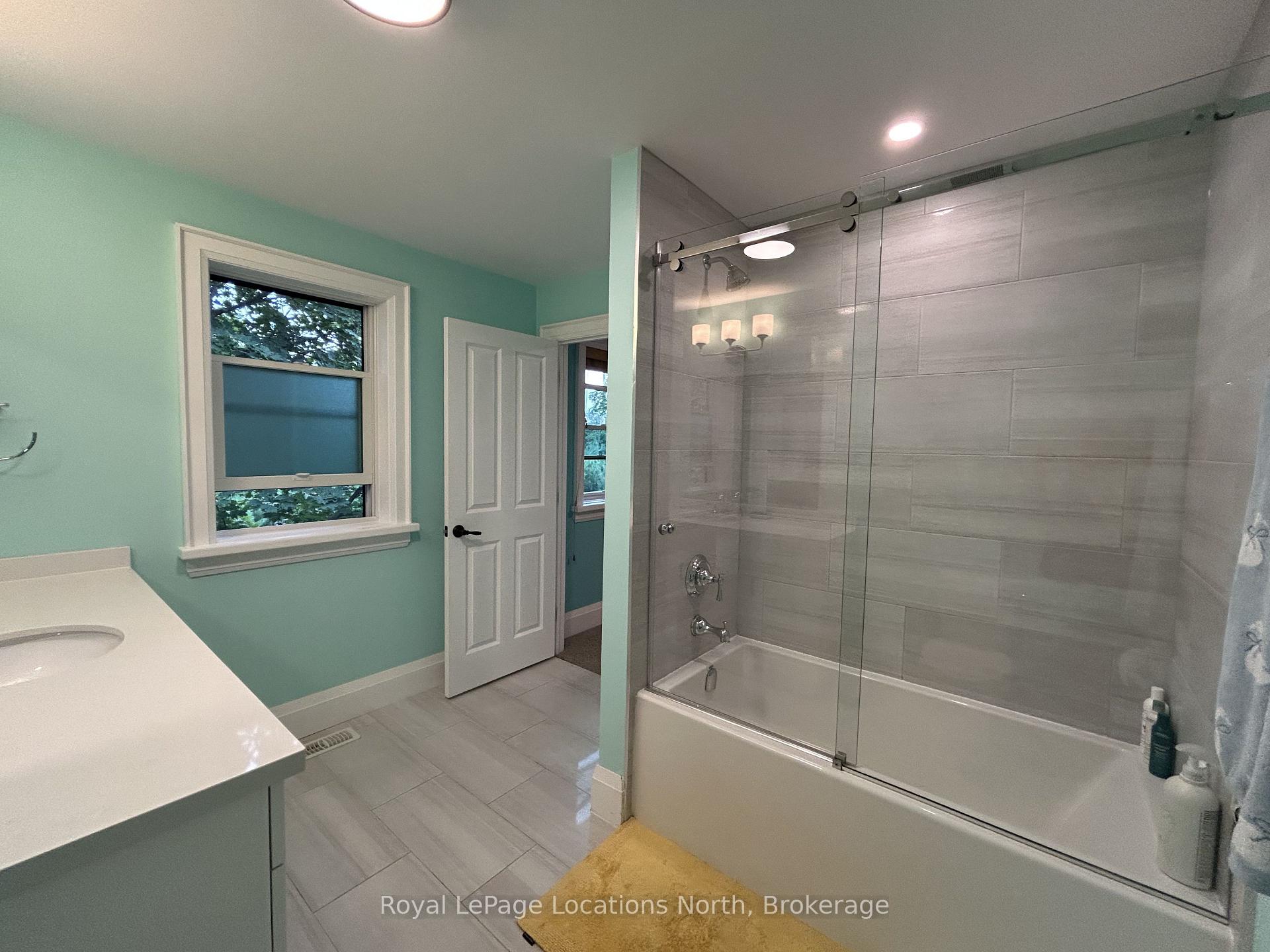 Photo 13 of 10 Niagara Street, Collingwood — HOMEH