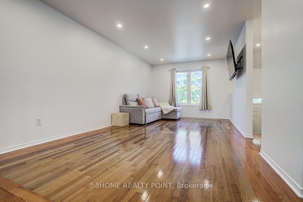 Photo 8 of Unit Upper, 8D Leaside Park Drive, Toronto, Thorncliffe Park — HOMEH