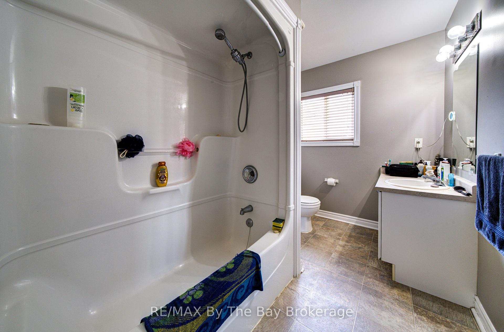 Photo 7 of 50 Donato Way, Wasaga Beach — HOMEH