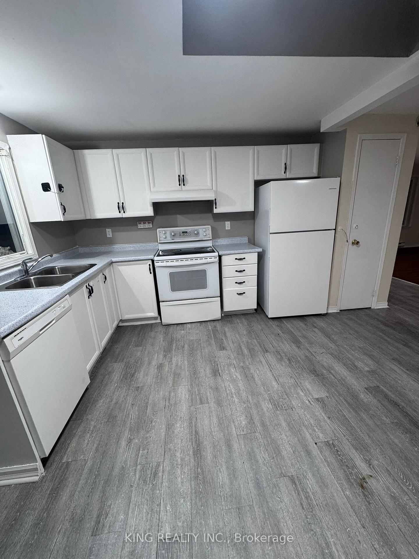 Photo 3 of 139 Hickling Trail, Barrie, Grove East — HOMEH