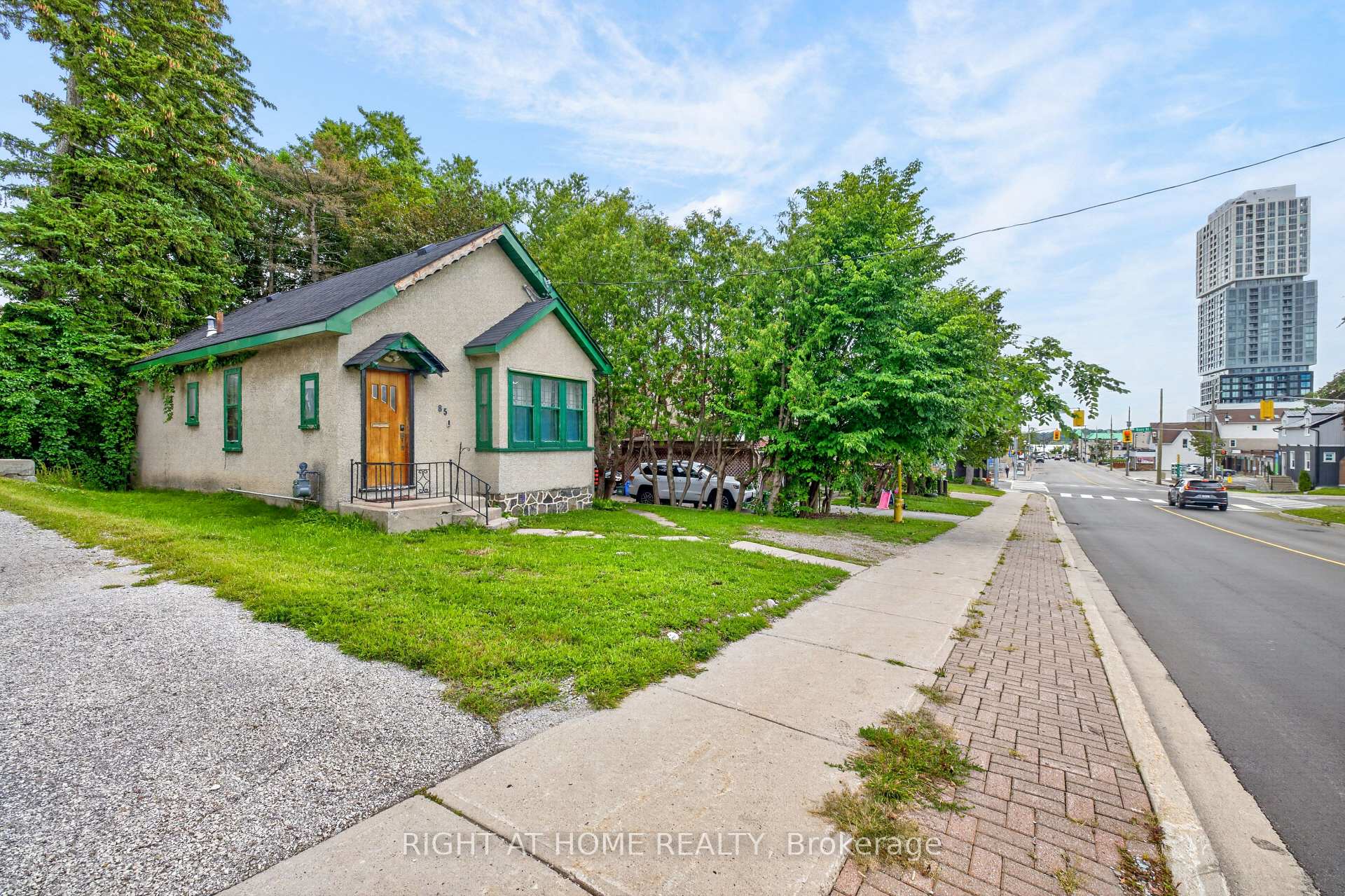 Photo 2 of 85 Maple Avenue, Barrie, City Centre — HOMEH