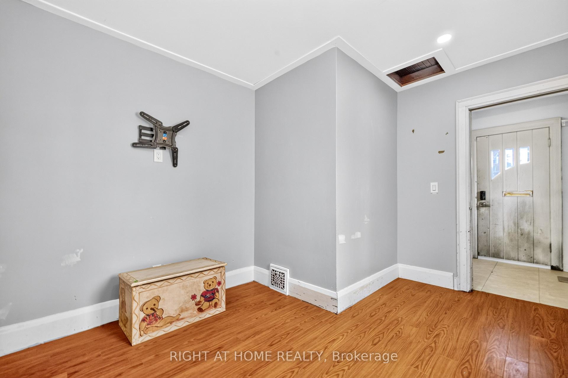 Photo 9 of 85 Maple Avenue, Barrie, City Centre — HOMEH