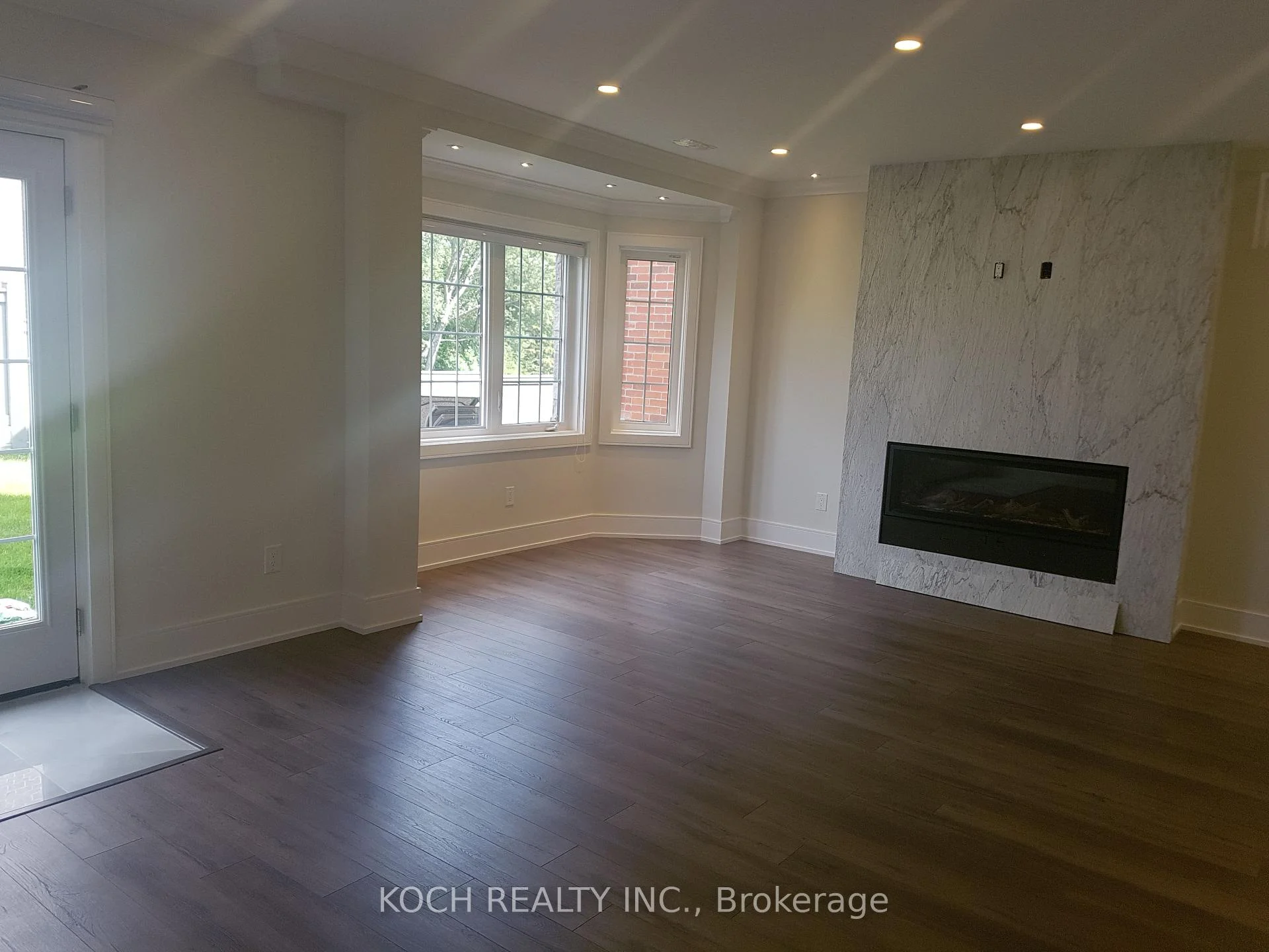 Photo 5 of 1 Hurst Avenue, Vaughan, Patterson — HOMEH