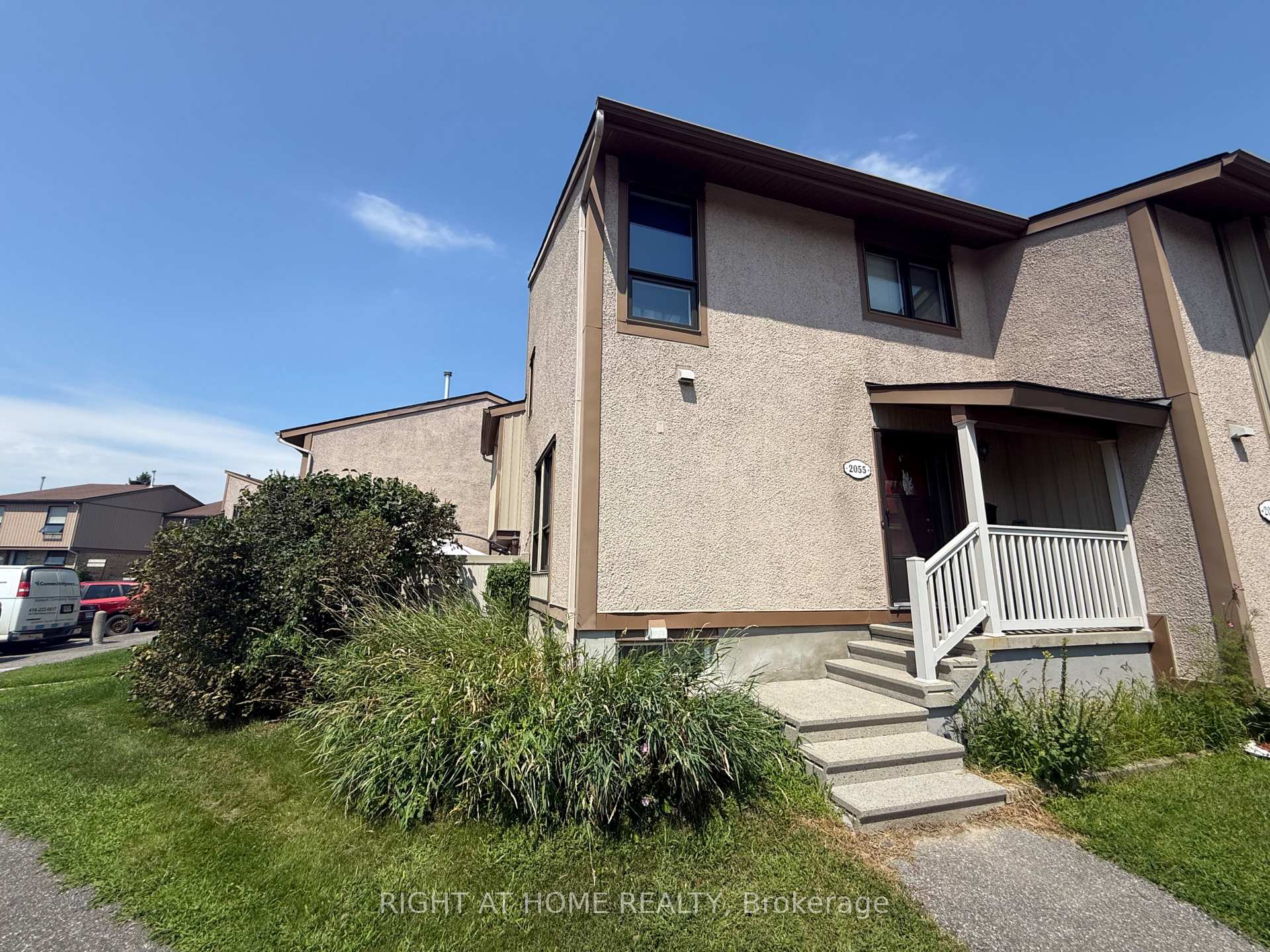 Photo 2 of 2055 Stonehenge Crescent, Ottawa, Pineview — HOMEH