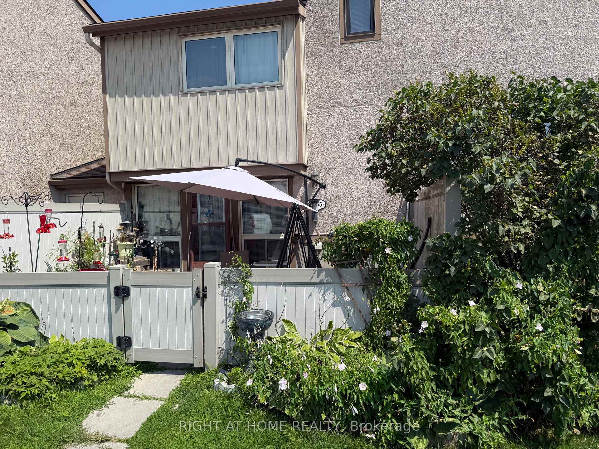 Photo 3 of 2055 Stonehenge Crescent, Ottawa, Pineview — HOMEH