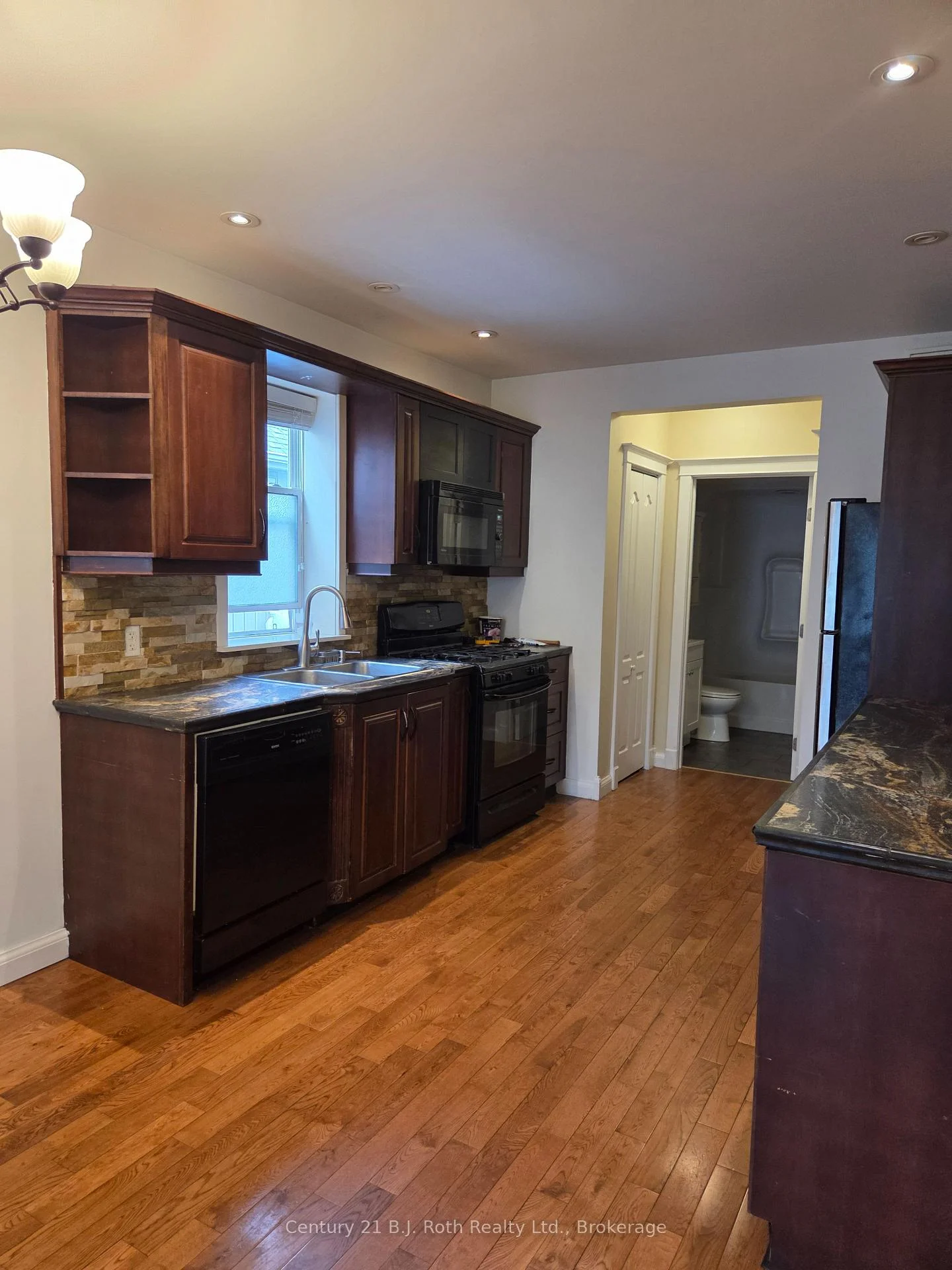 Photo 4 of 100 Cameron Street, Orillia — HOMEH