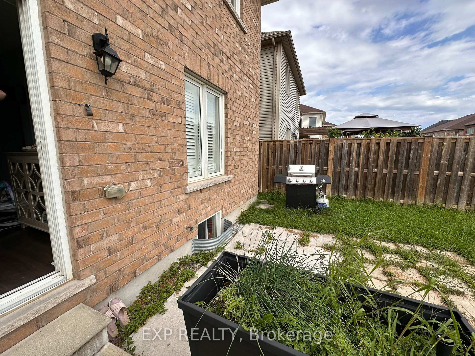 Photo 30 of 8660 Dogwood Crescent, Niagara Falls, Brown — HOMEH