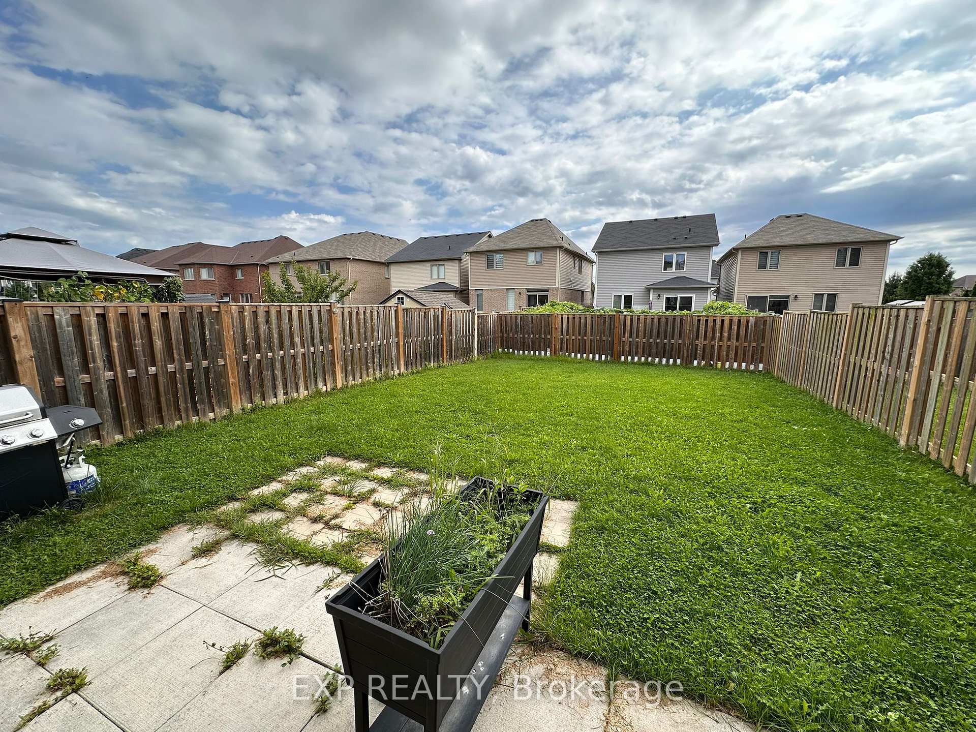Photo 31 of 8660 Dogwood Crescent, Niagara Falls, Brown — HOMEH