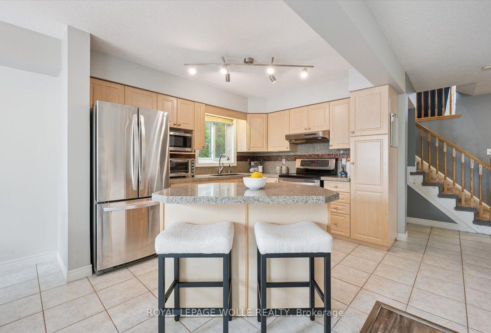 Photo 9 of 223 Hollyridge Crescent, Kitchener, Highland West — HOMEH