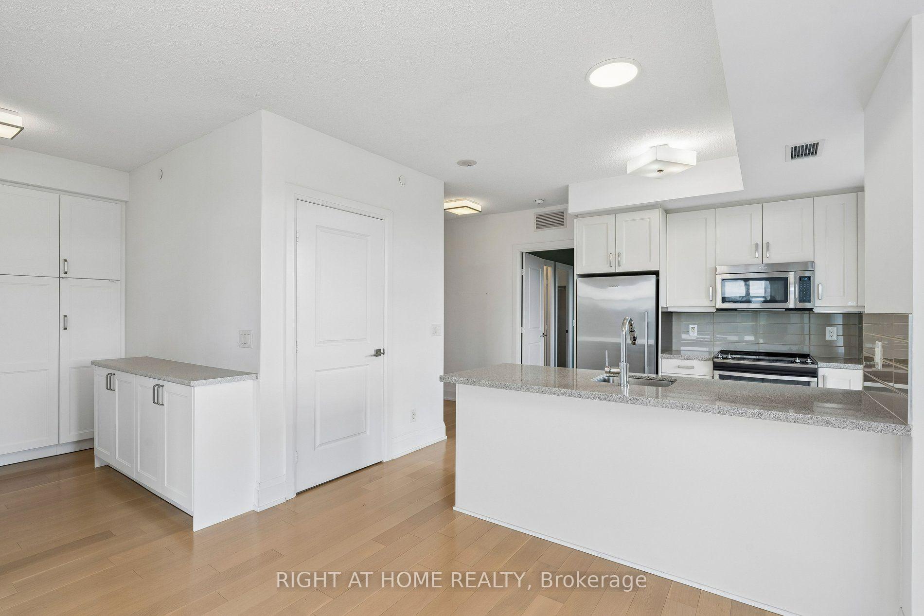 Photo 5 of Unit 717, 2 Old Mill Drive, Toronto, High Park-Swansea — HOMEH