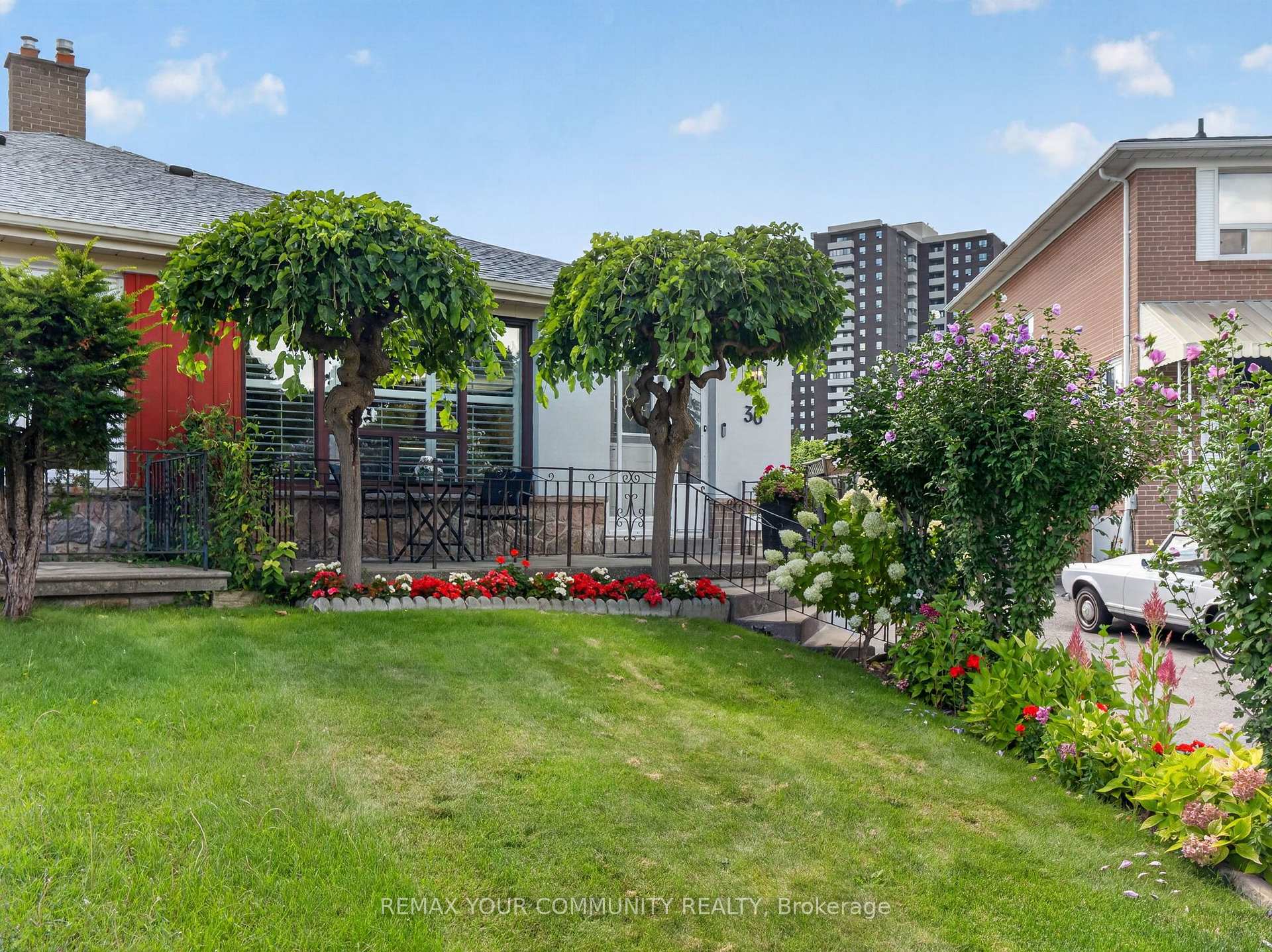 Photo 2 of 36 Crossbow Crescent, North York, Pleasant View — HOMEH